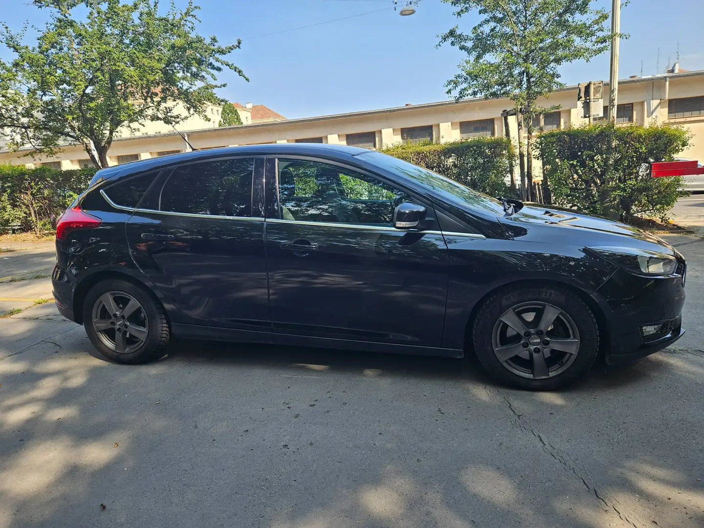 Ford Focus Ford Focus 1,5 TDCi Titanium 120 PS Facelift - Pickerl & Service neu -selbstlenkender Parkassistent. Limousine Schwarz - 2