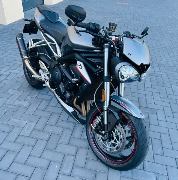 Triumph Street Triple RS - foto 2