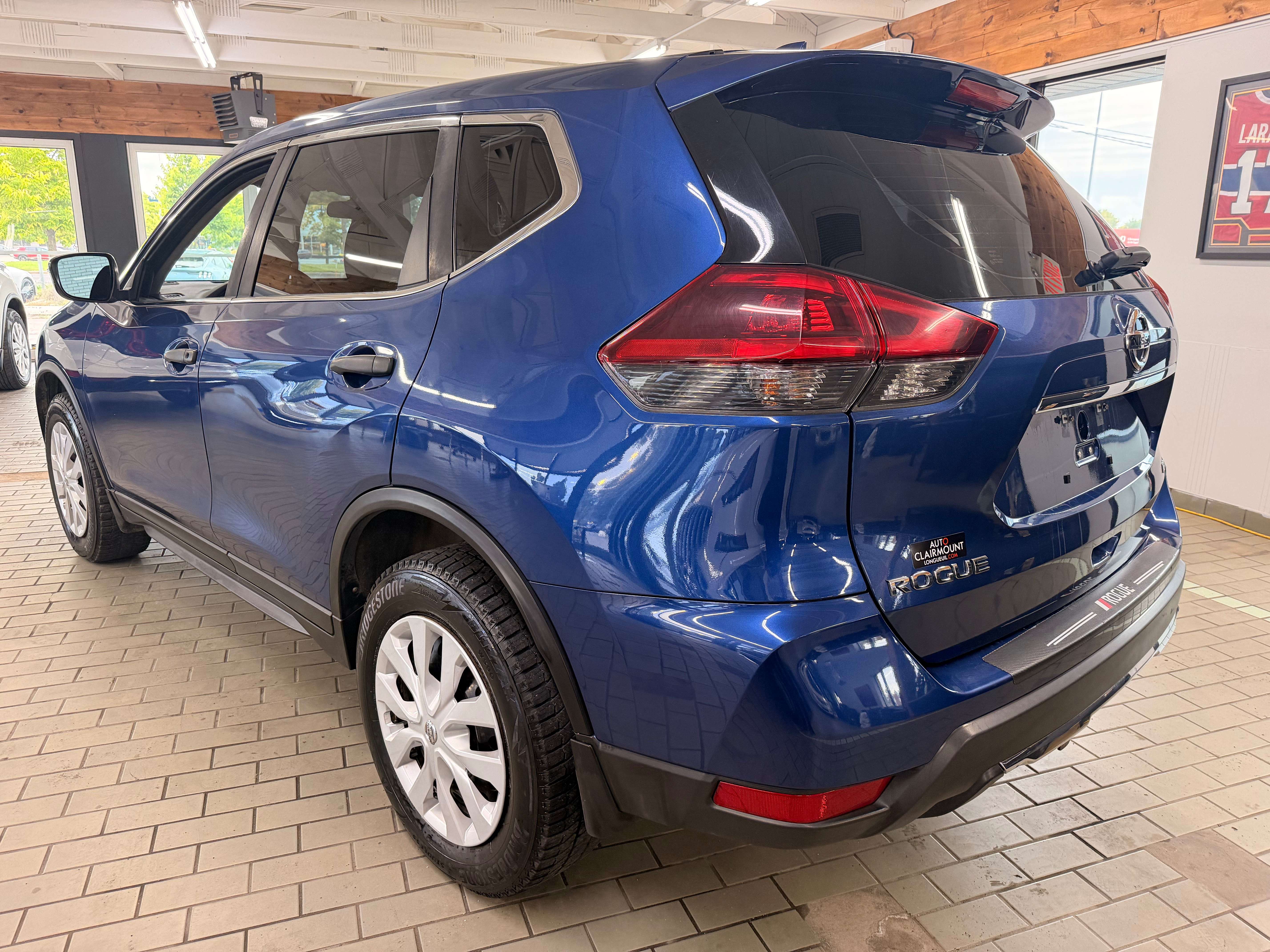 2019 Nissan Rogue SV - Image 3
