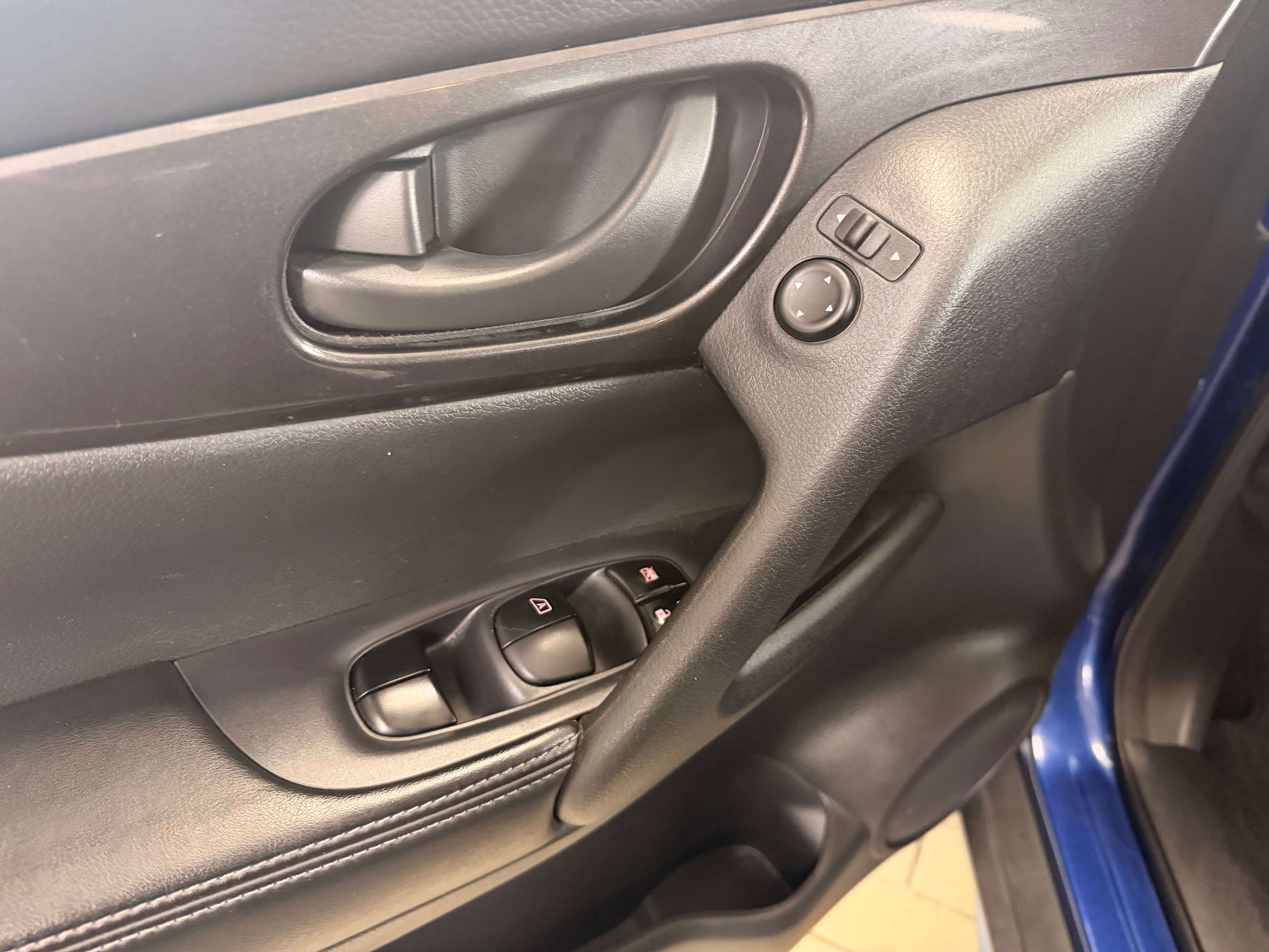 2019 Nissan Rogue SV - Image 15