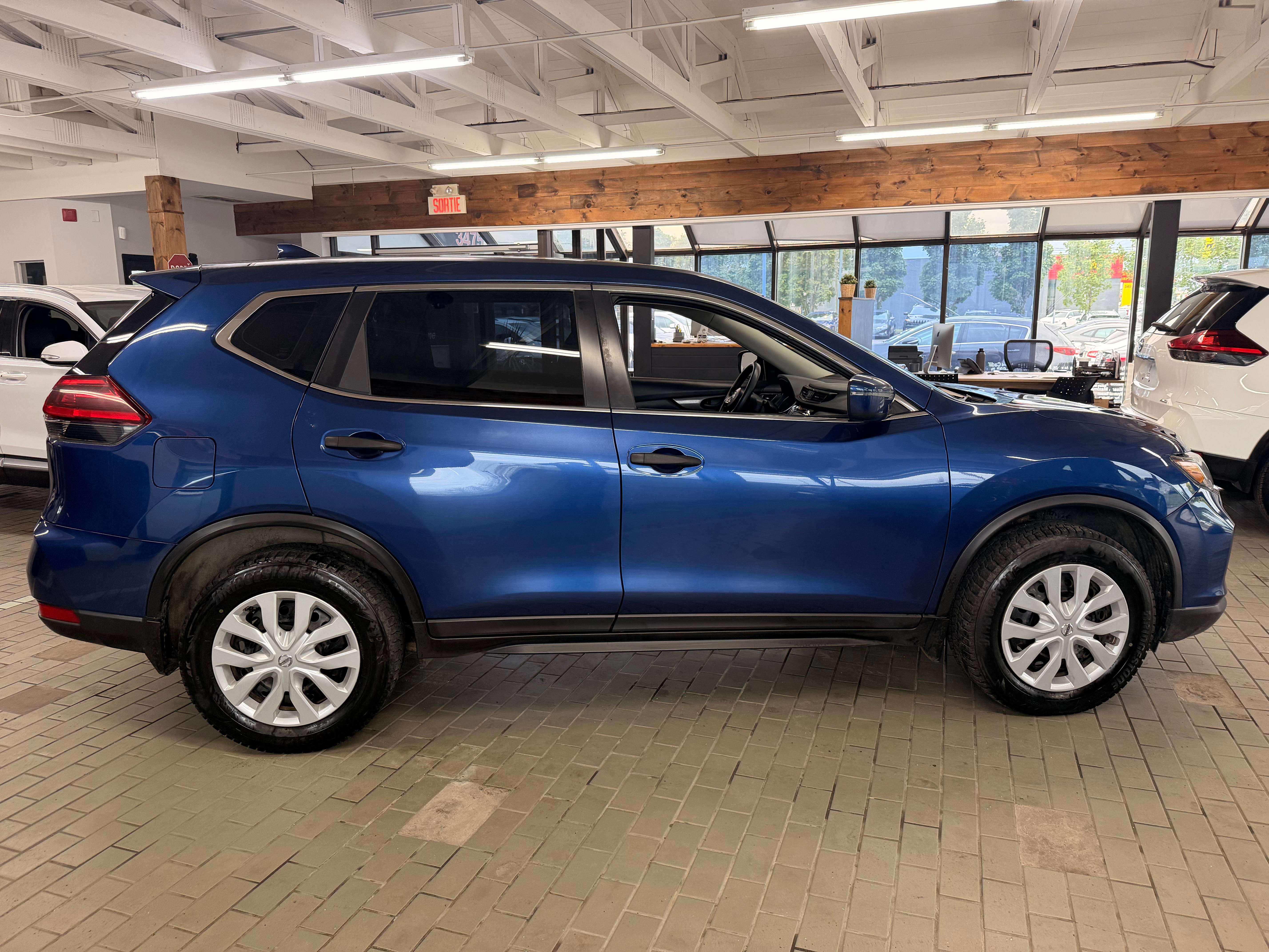 2019 Nissan Rogue SV - Image 8