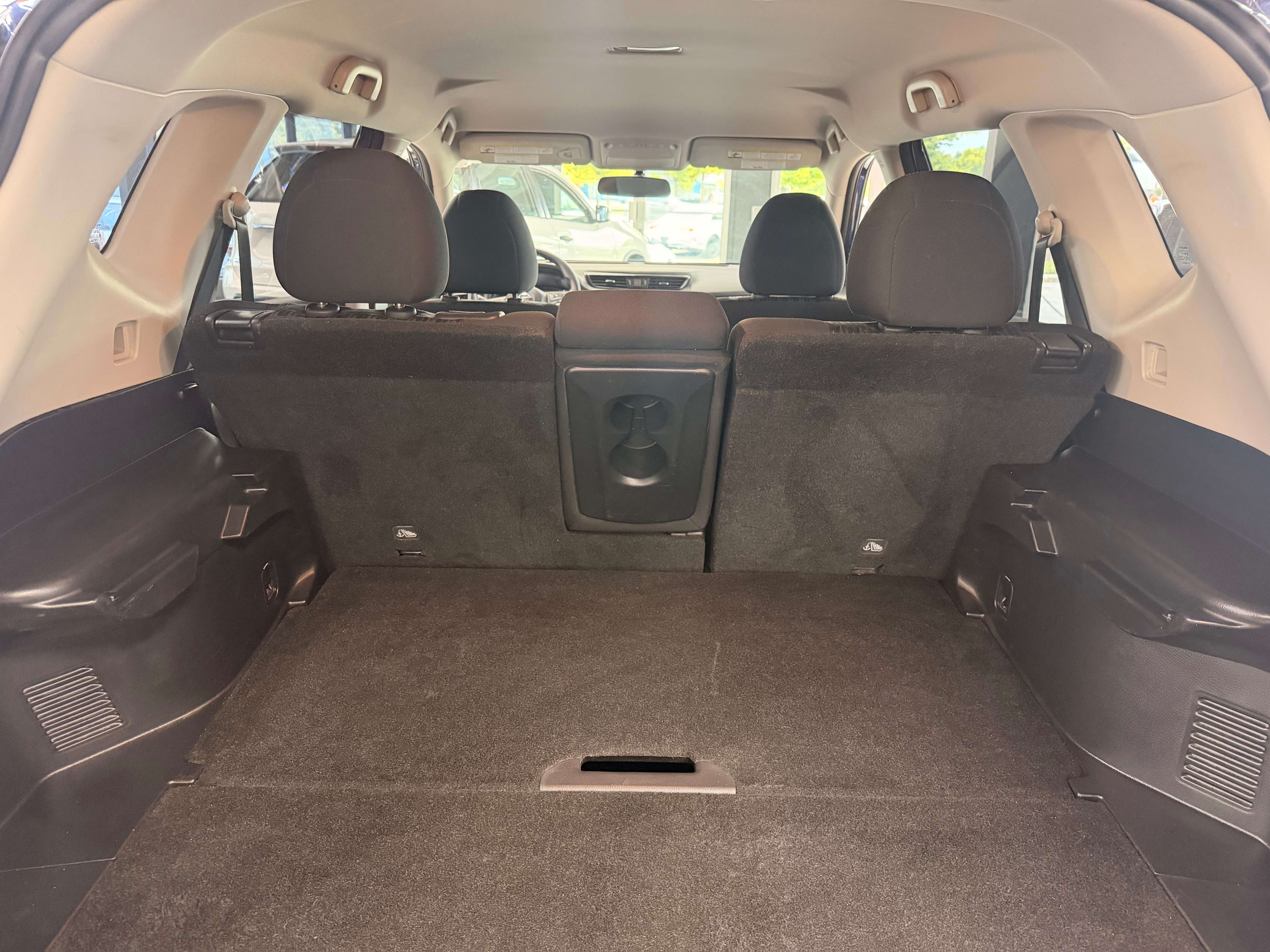 2019 Nissan Rogue SV - Image 12