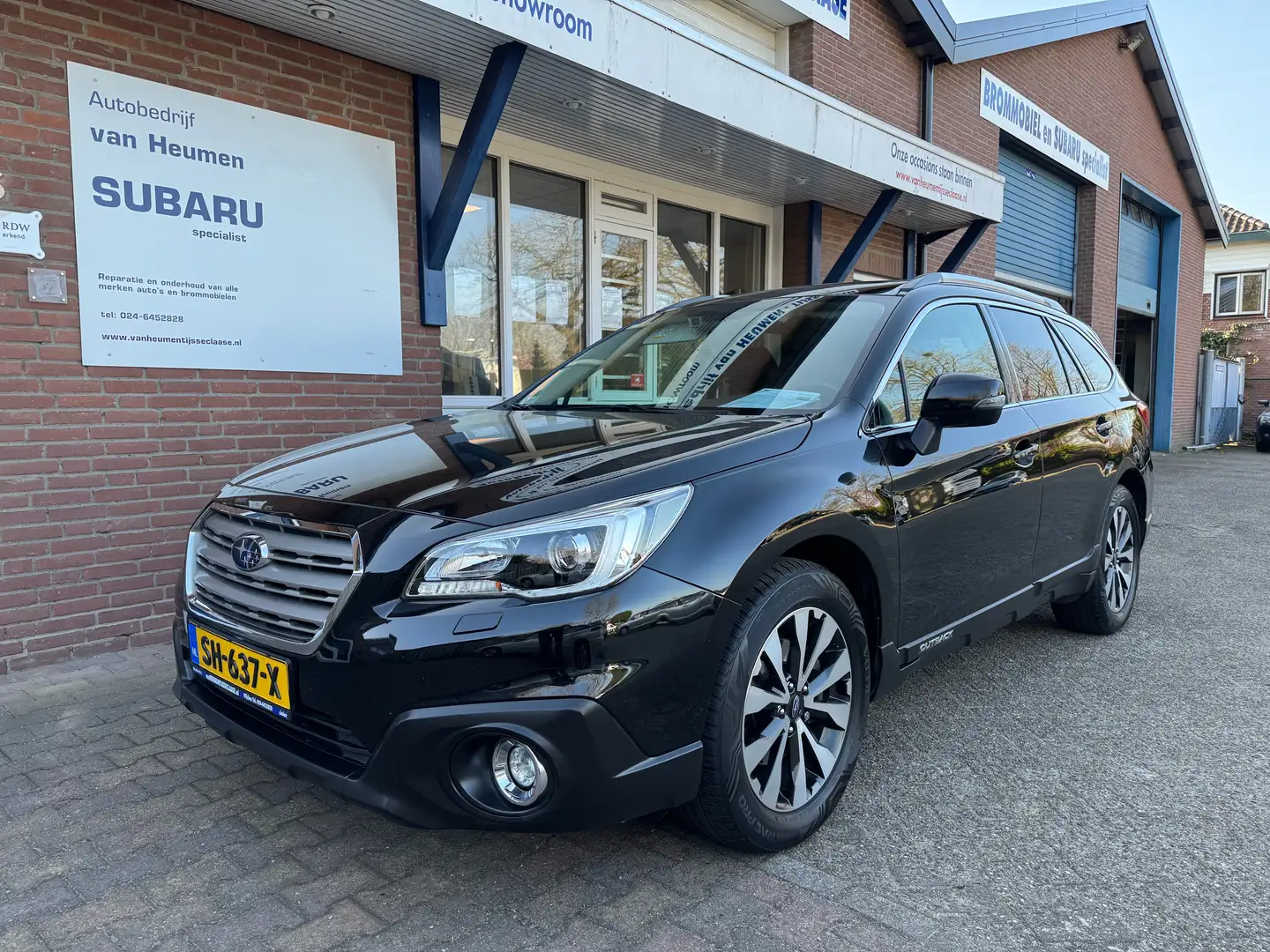 Subaru OUTBACK 2.5i Premium CVT AWD Černá - 1