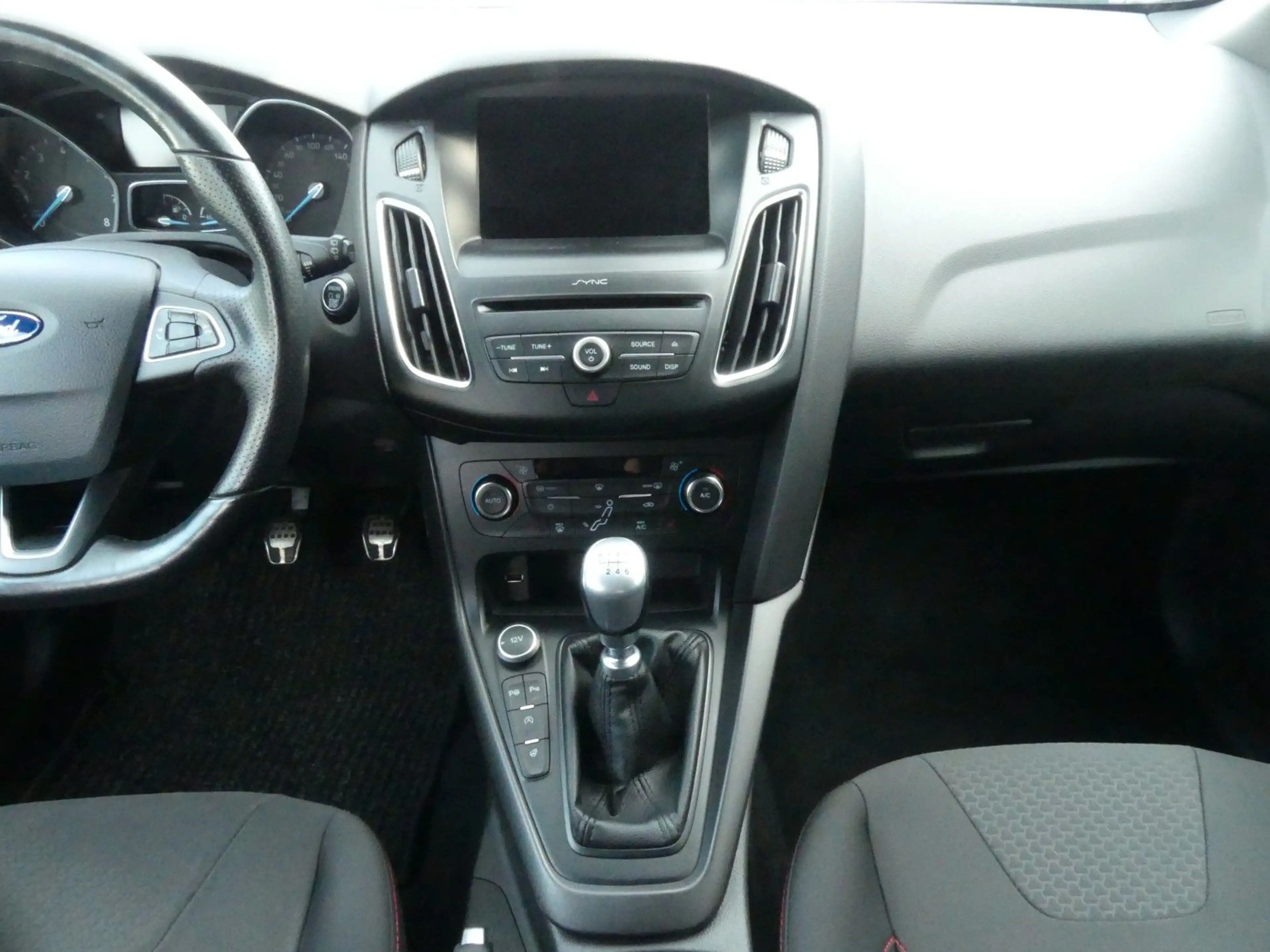 Ford Focus Turnier ST-Line — photo 12