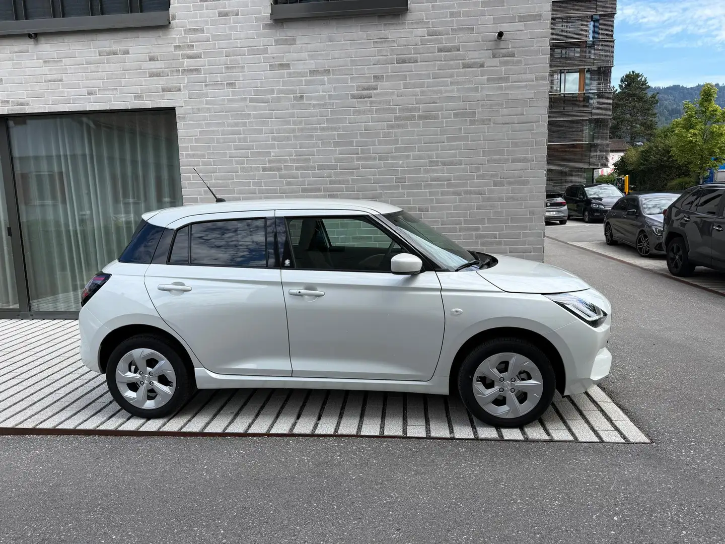 Suzuki Swift 1.2 Dualjet Mild-Hybrid Comfort Allgrip 60 kW (... Weiß - 2
