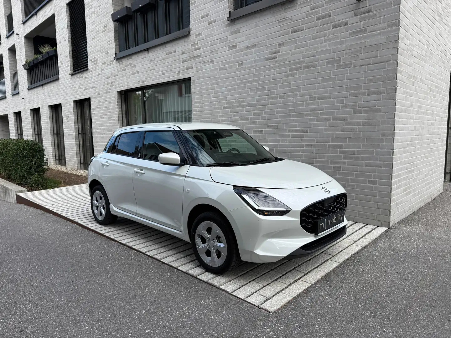 Suzuki Swift 1.2 Dualjet Mild-Hybrid Comfort Allgrip 60 kW (... Weiß - 1