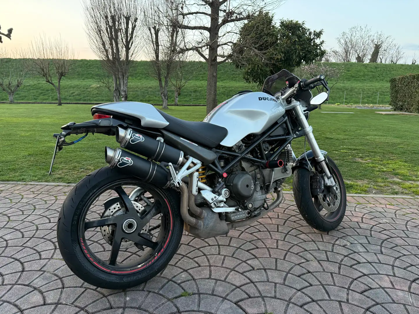 Ducati Monster S2R 1000 Plateado - 1