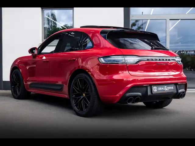Porsche Macan view 3