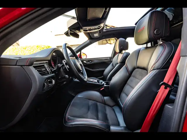 Porsche Macan view 11