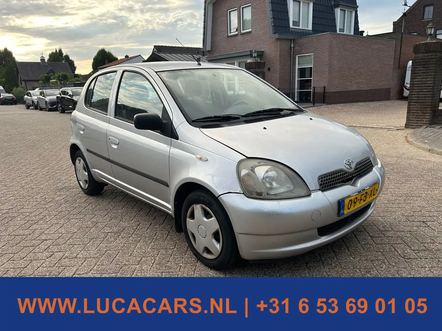 Toyota Yaris 1.3-16V VVT-i Luna Gris - 2