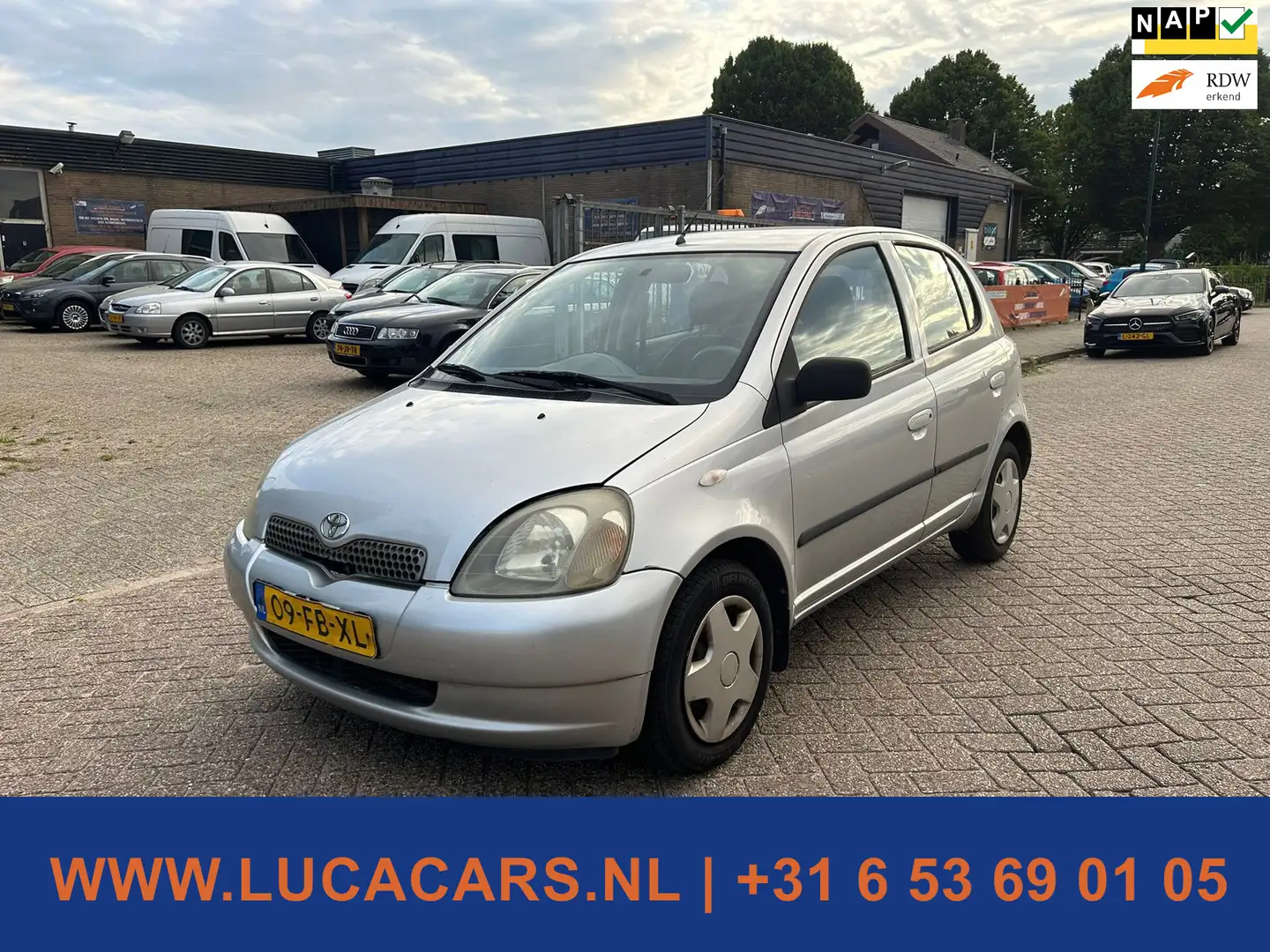 Toyota Yaris 1.3-16V VVT-i Luna Gris - 1