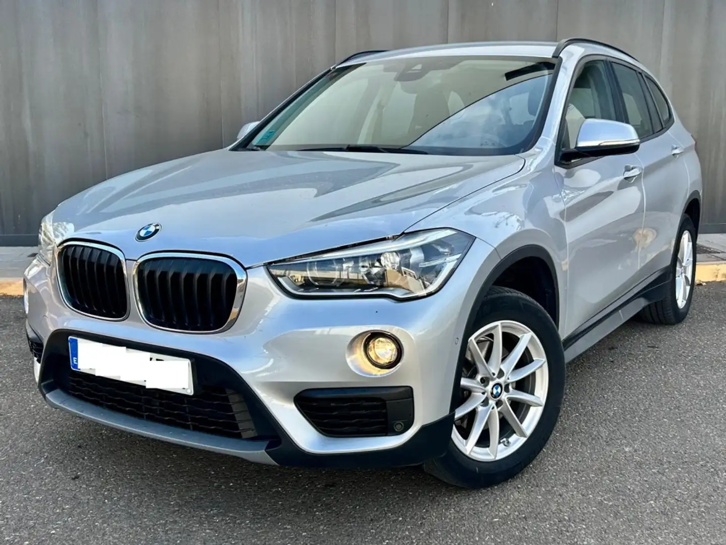 BMW X1 sDrive 18dA Business Argent - 1
