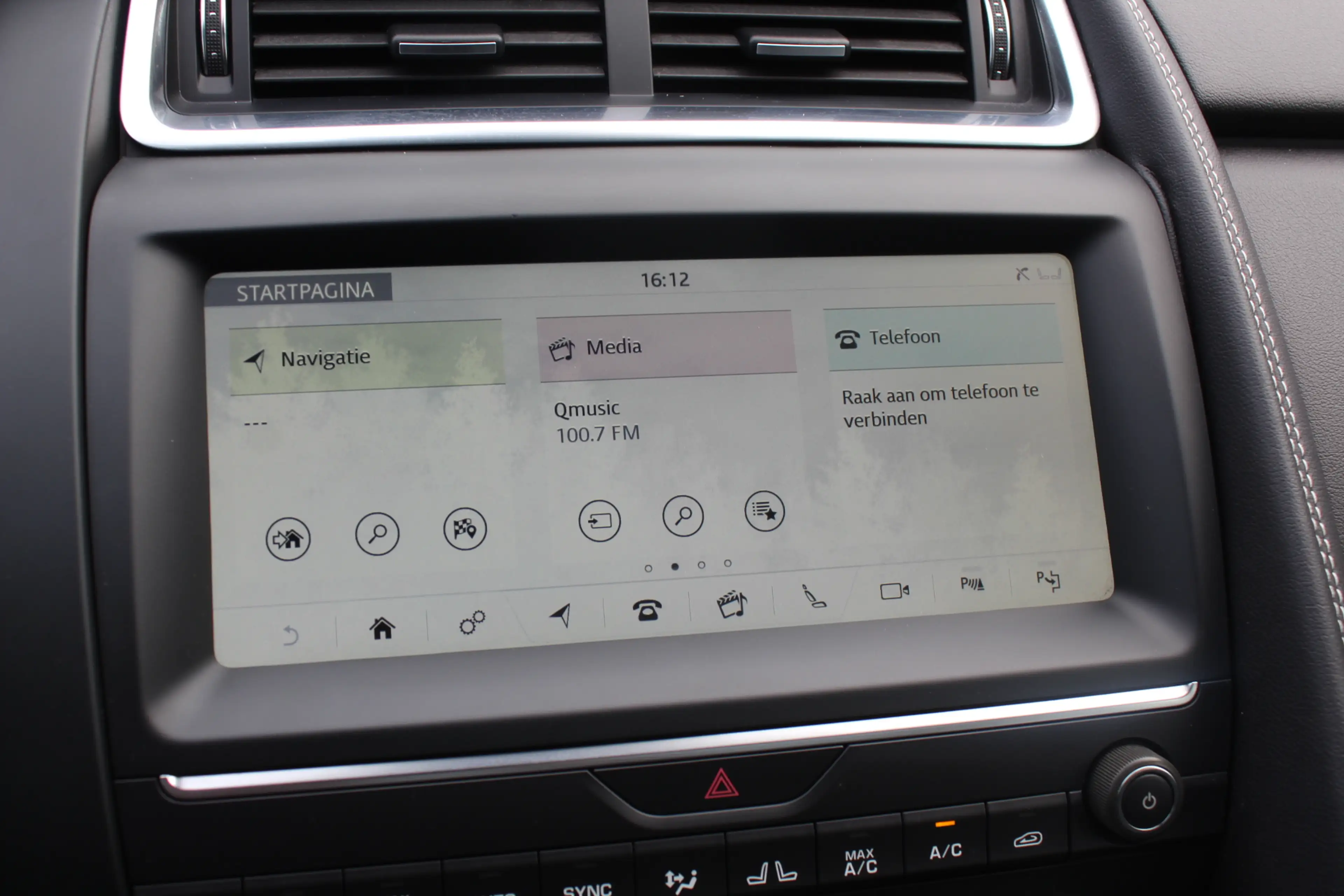 Jaguar E-Pace 2.0 P250 AWD SE / Panoramadak / Camera / Head-up / — photo 20