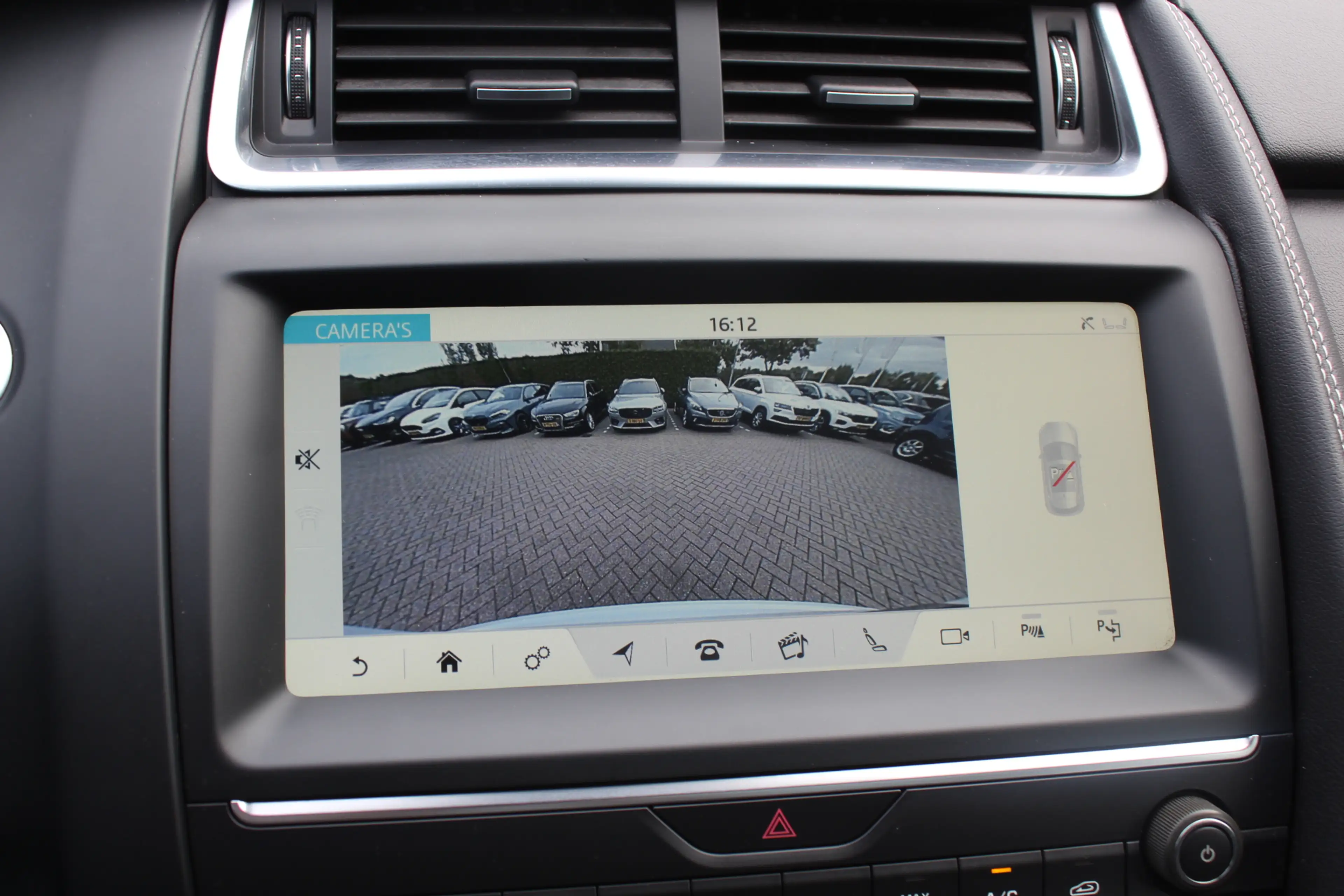 Jaguar E-Pace 2.0 P250 AWD SE / Panoramadak / Camera / Head-up / — photo 23