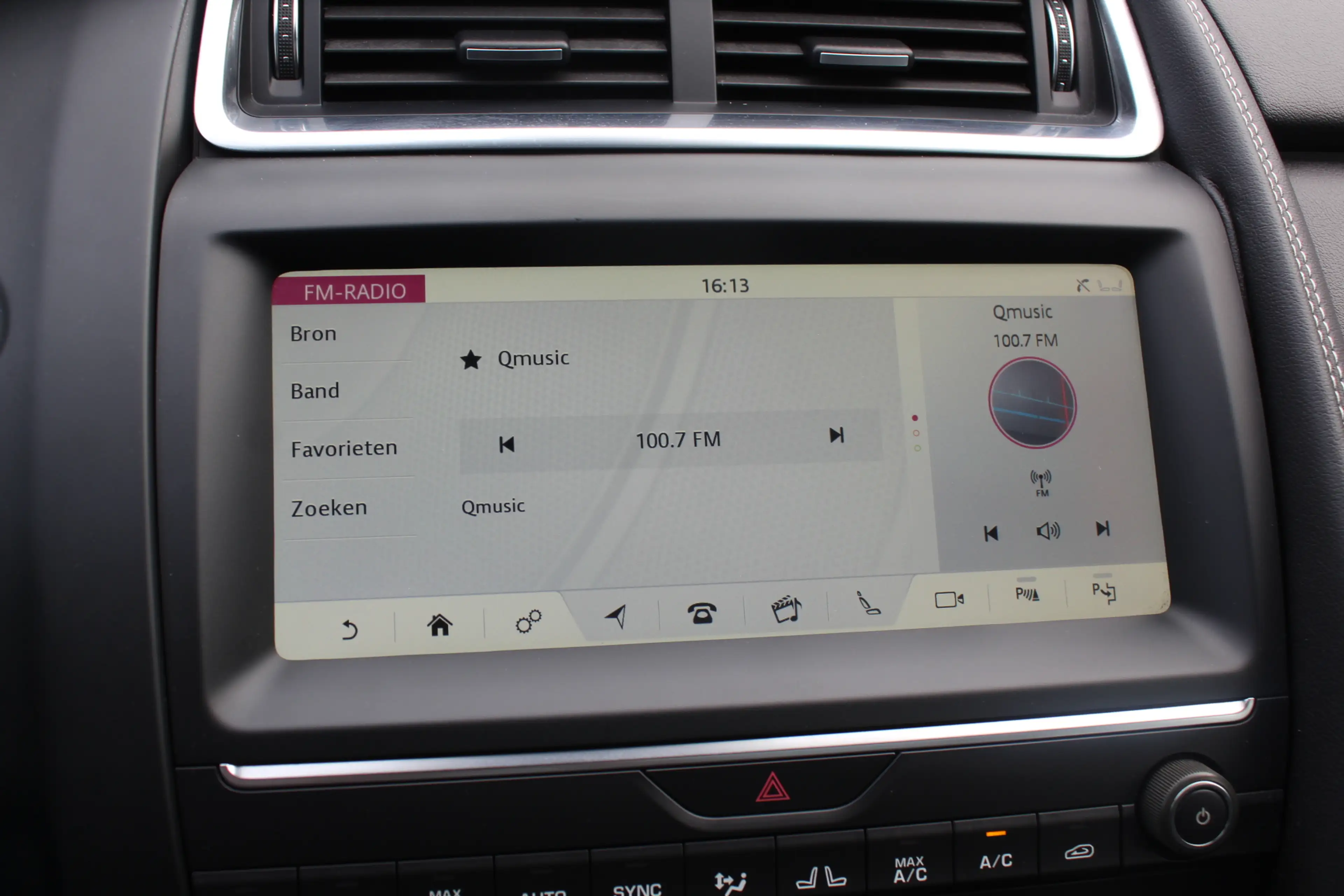 Jaguar E-Pace 2.0 P250 AWD SE / Panoramadak / Camera / Head-up / — photo 24