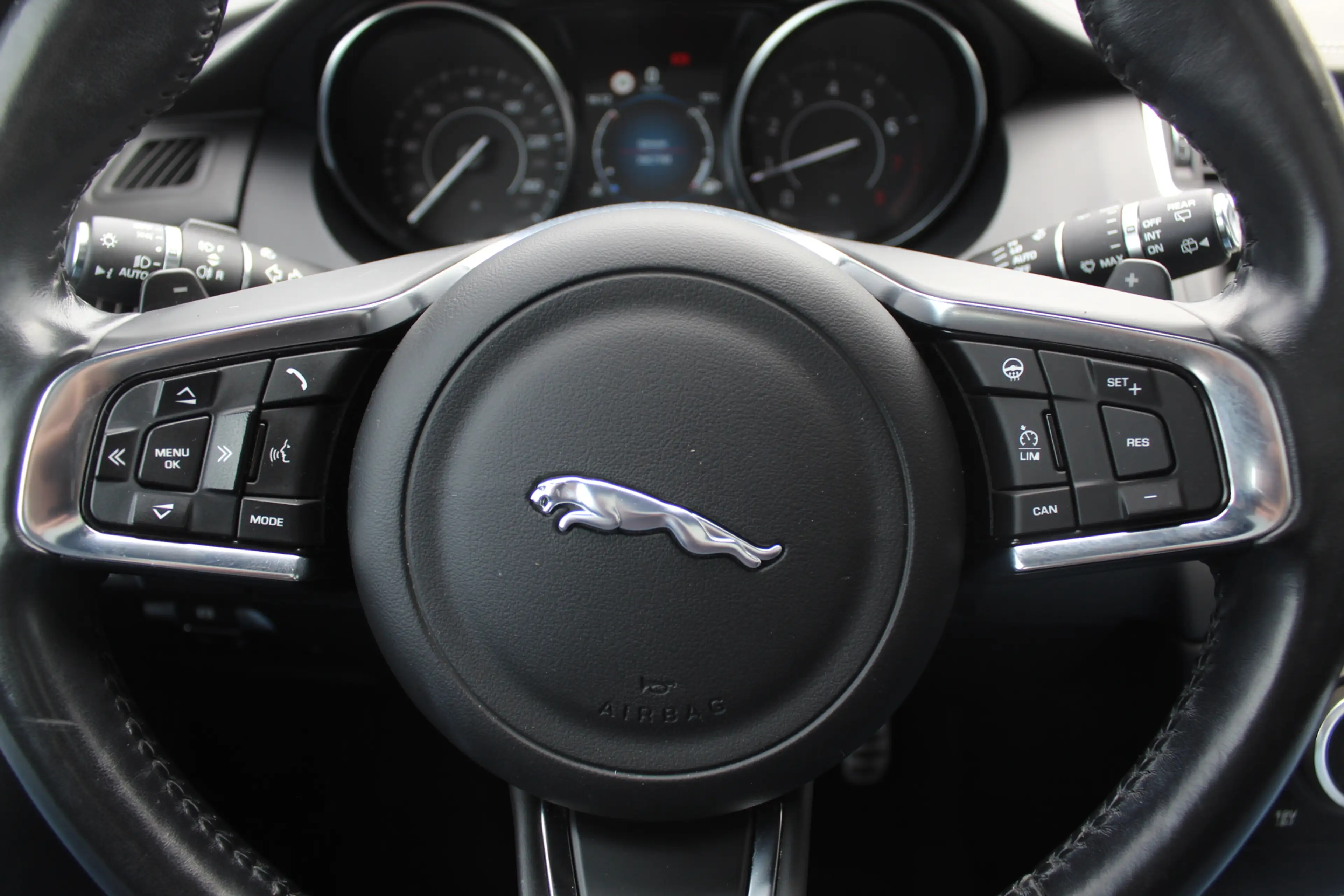 Jaguar E-Pace 2.0 P250 AWD SE / Panoramadak / Camera / Head-up / — photo 30
