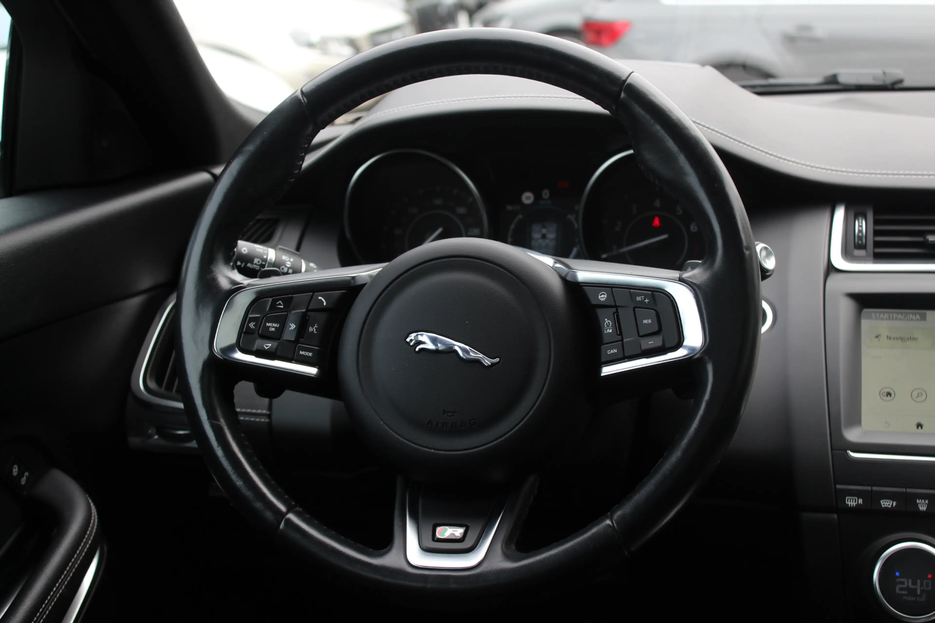 Jaguar E-Pace 2.0 P250 AWD SE / Panoramadak / Camera / Head-up / — photo 17