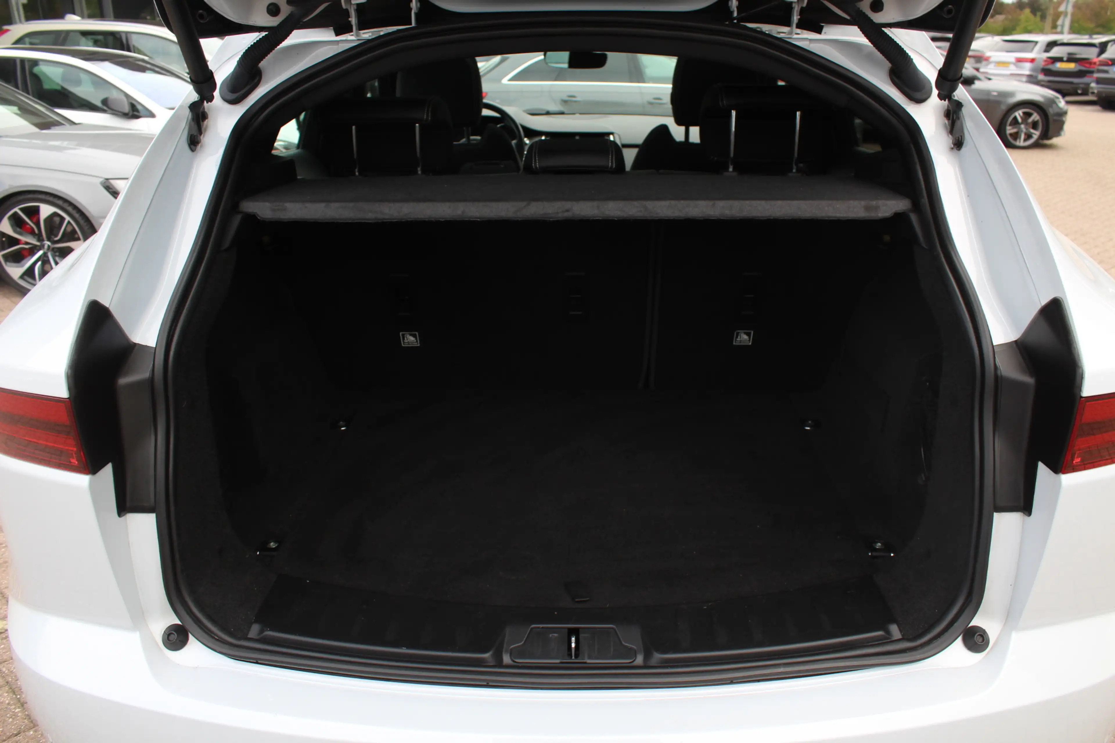 Jaguar E-Pace 2.0 P250 AWD SE / Panoramadak / Camera / Head-up / — photo 16