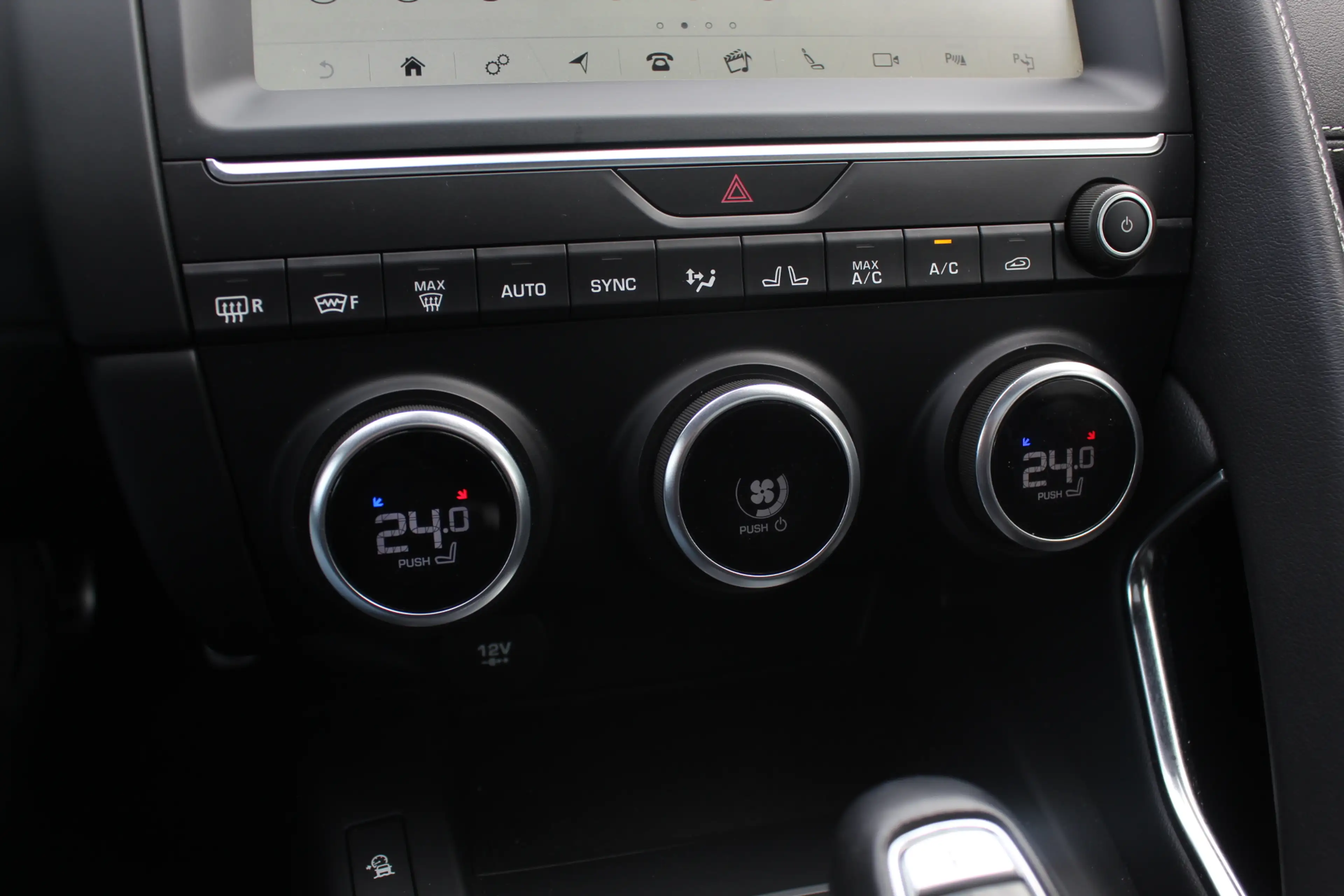 Jaguar E-Pace 2.0 P250 AWD SE / Panoramadak / Camera / Head-up / — photo 26