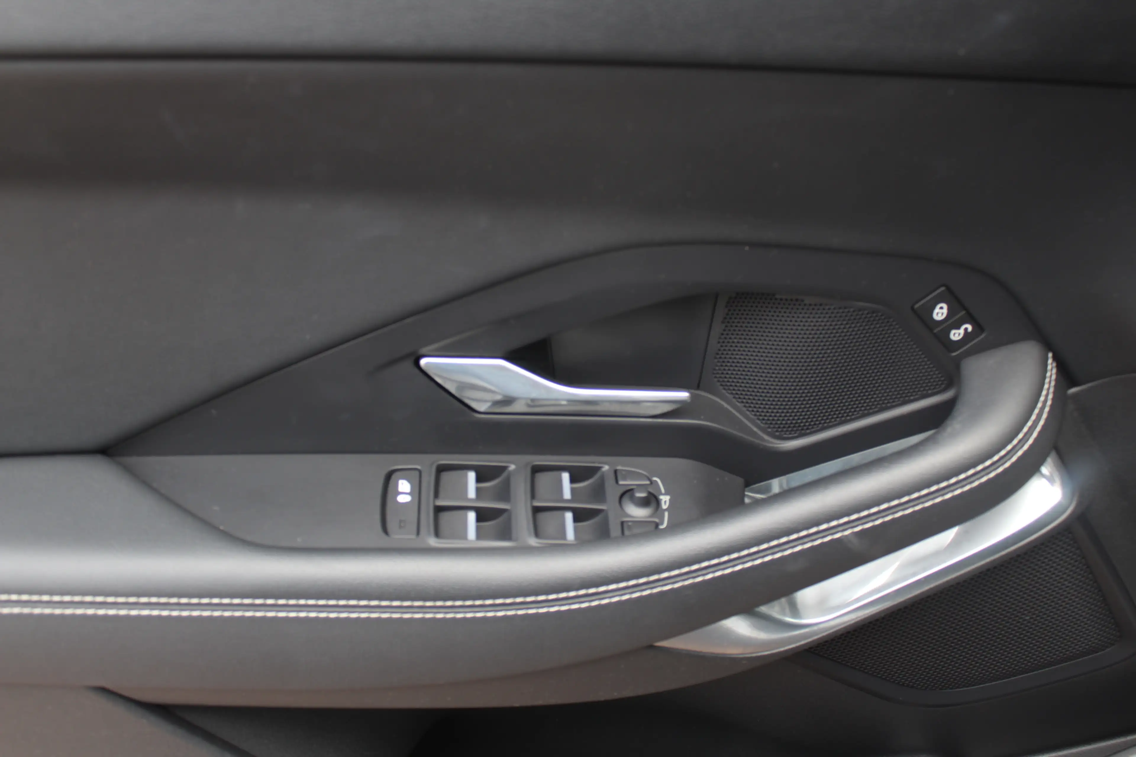 Jaguar E-Pace 2.0 P250 AWD SE / Panoramadak / Camera / Head-up / — photo 31