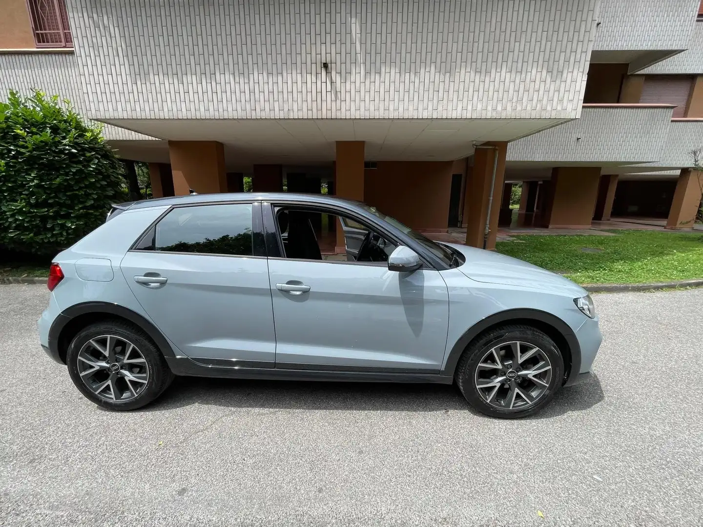 Audi A1 Allstreet 30TFSI Admired 110cv s-tronic come nuova Argento - 2