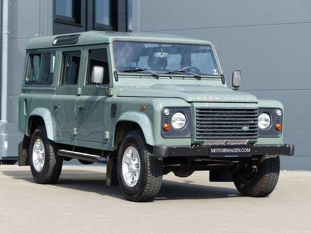 Imagine Land Rover Defender 110  D AUTOMATIK !!