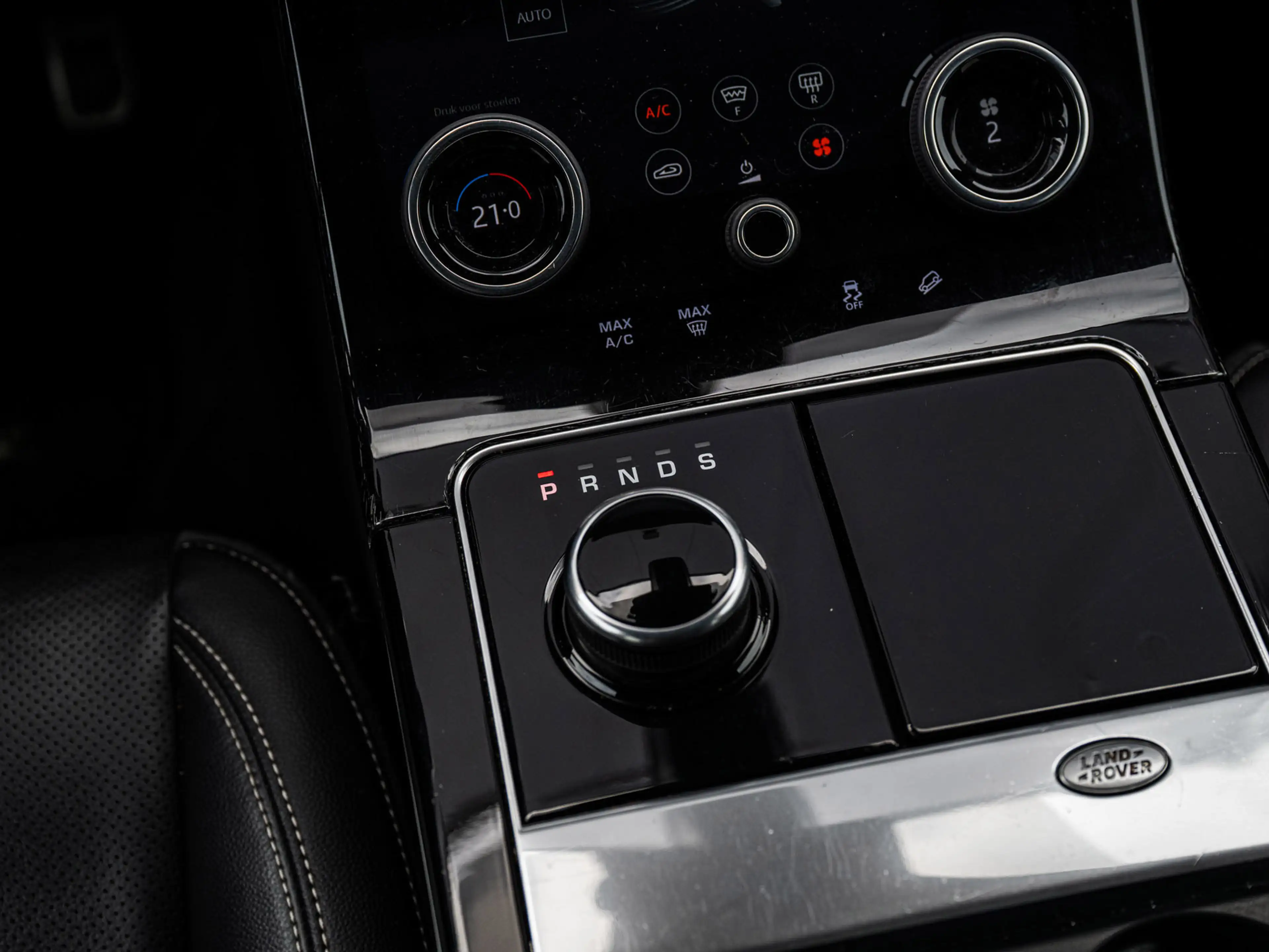 Land Rover Range Rover Velar 2.0 I4 Turbo AWD HSE — photo 11