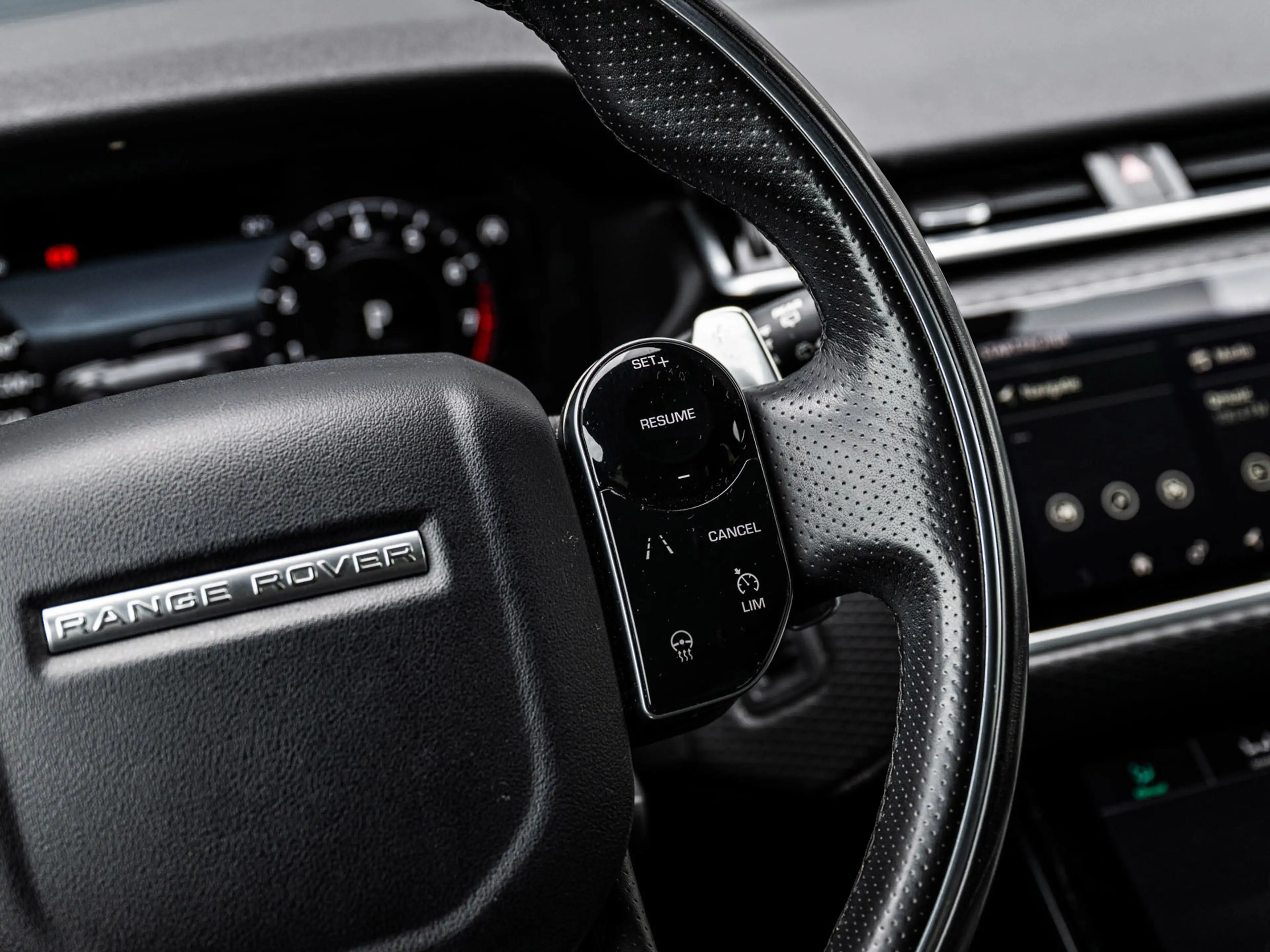 Land Rover Range Rover Velar 2.0 I4 Turbo AWD HSE — photo 14