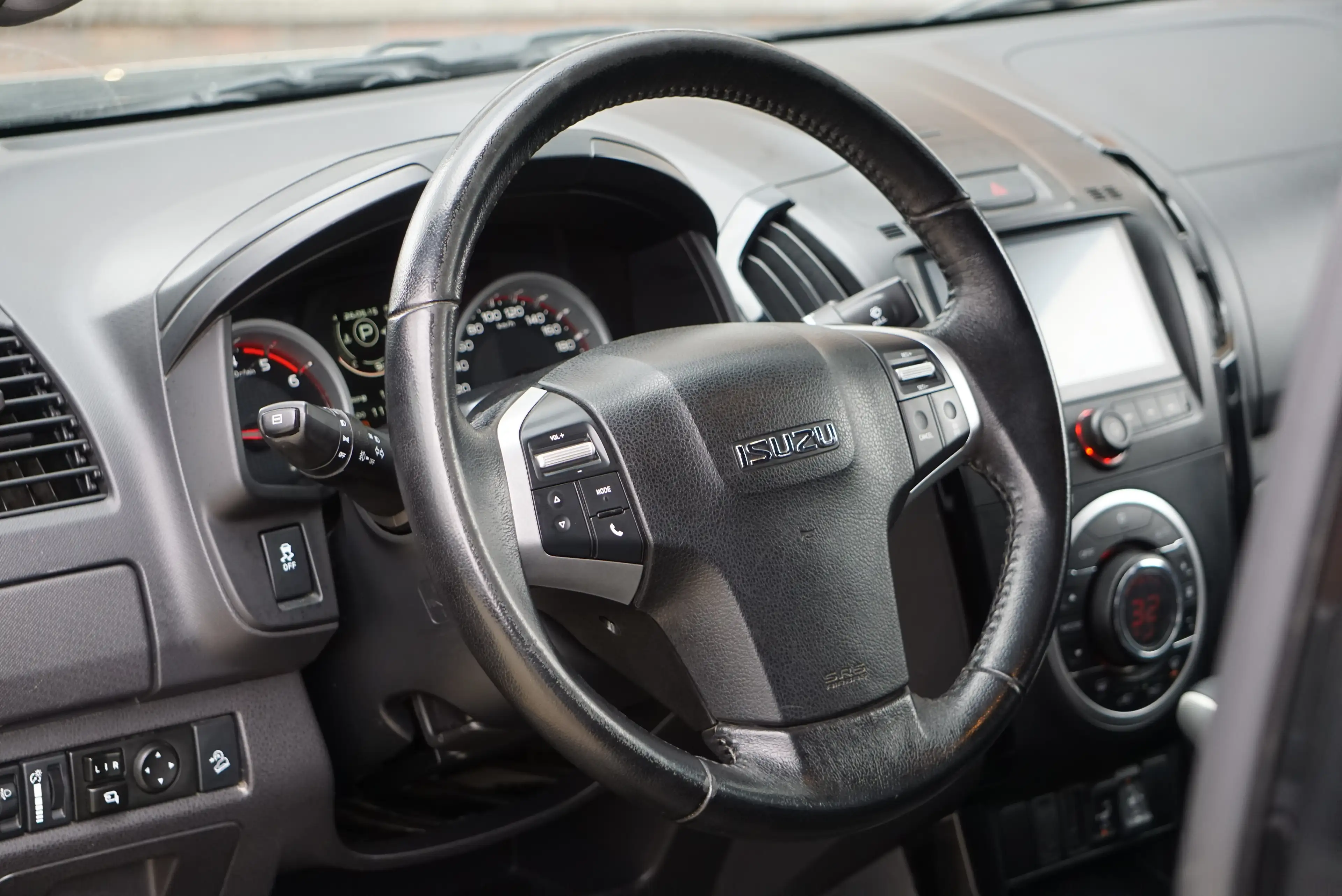 Isuzu D-Max 1.9 Turbo D 4WD LSX BOITE-AUTO NAVI CAM CRUISE — photo 8