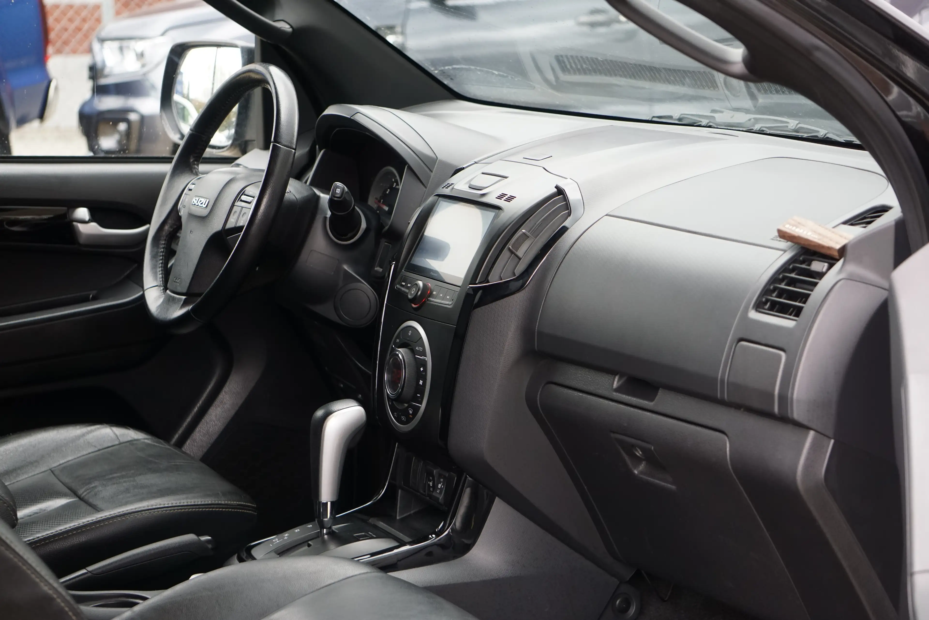 Isuzu D-Max 1.9 Turbo D 4WD LSX BOITE-AUTO NAVI CAM CRUISE — photo 11