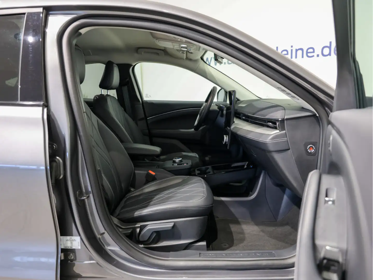 Ford Mustang Mach-E 75,7 kWh +LED+NAVI+KAMERA Grau - 2