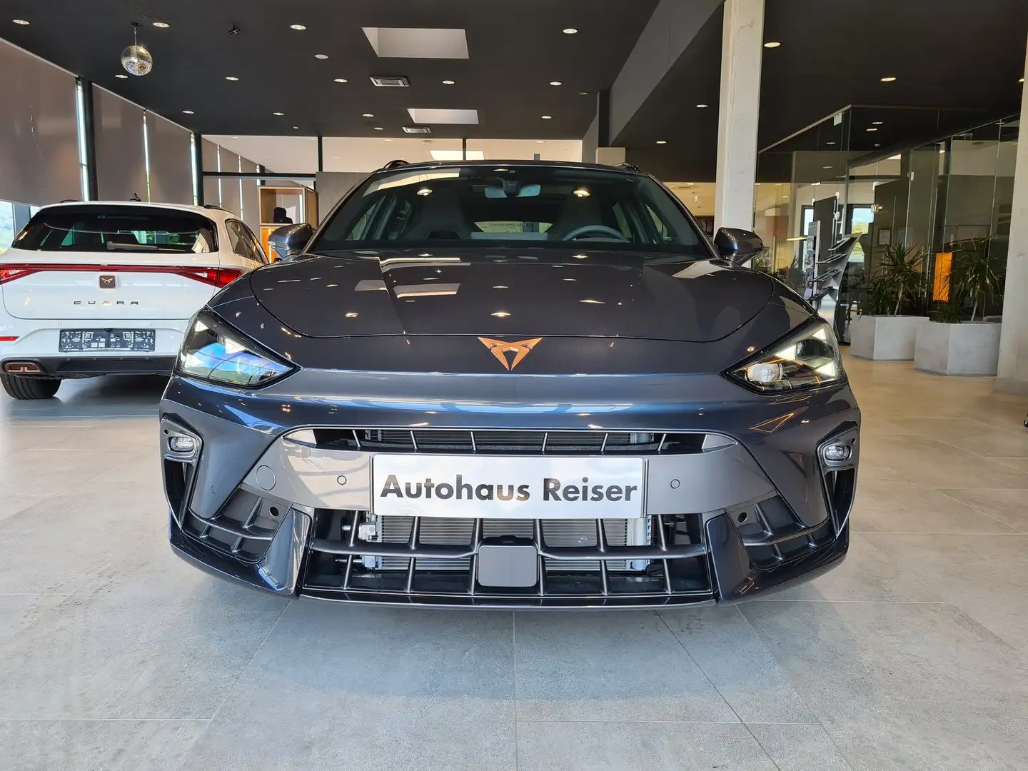 CUPRA Leon 1.5 eTSI DSG 150 PS Gris - 2
