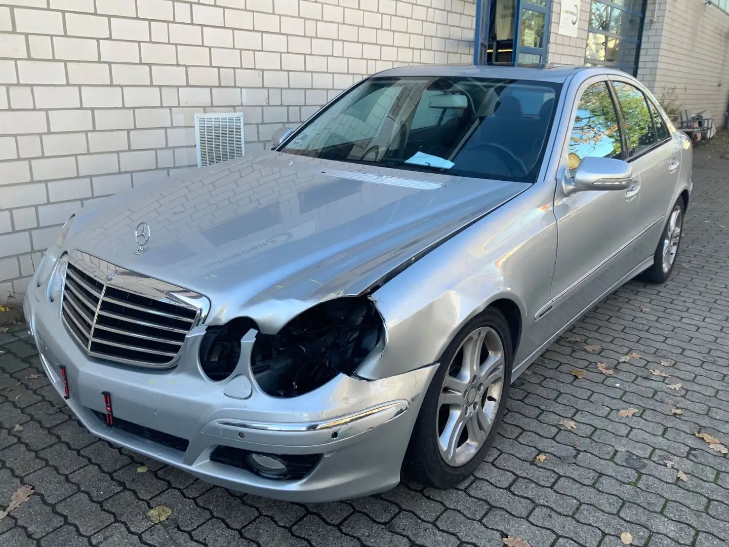 Mercedes-Benz E 200 Kompressor Avantgarde Navi/SD/Xenon/T-Lede Silber - 2