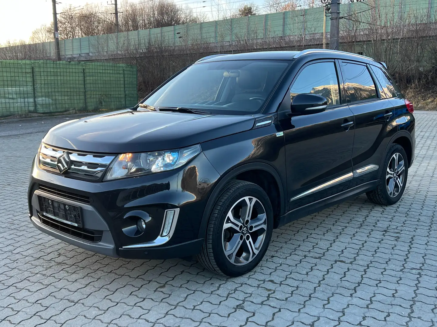 Suzuki Vitara 1.6 4x4 Xenon Panorama Navi 1-Hand Euro-6* Schwarz - 1