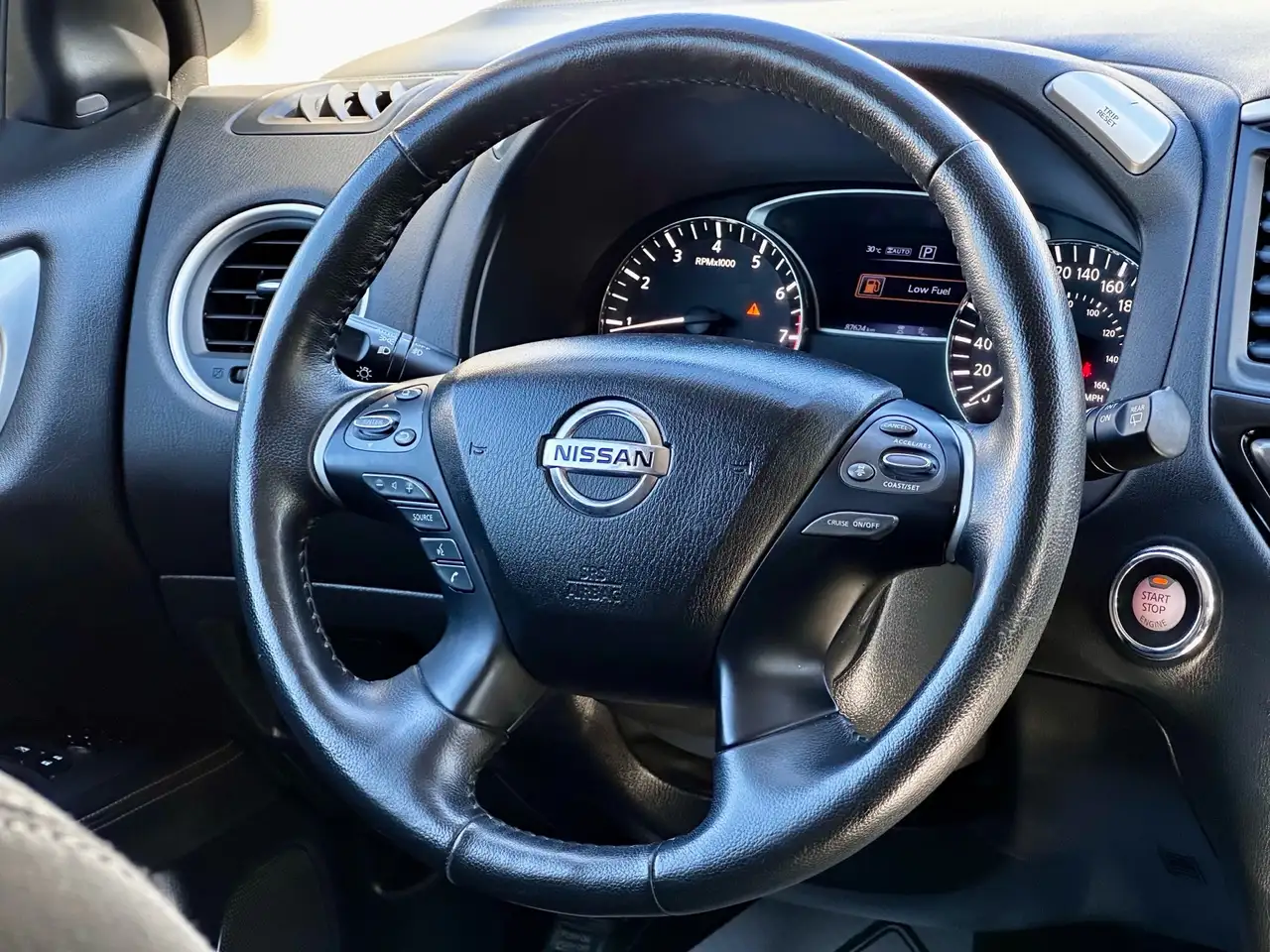 Nissan Pathfinder снимка Nissan Pathfinder