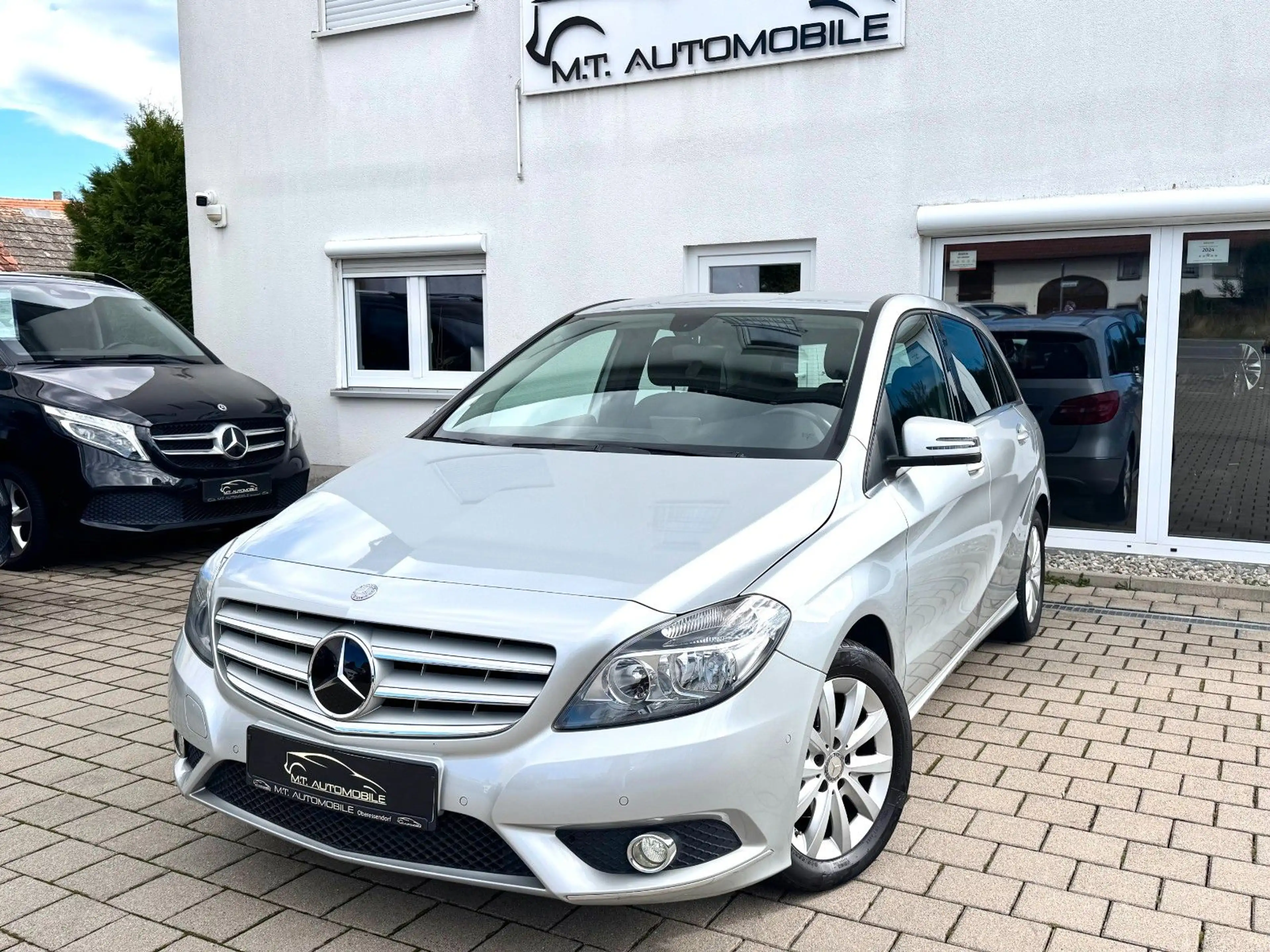 Mercedes-Benz B 180 *AHK*NAVI*KLIMA*SHZ*PDC*ABSTANDSWARNER*BLUE