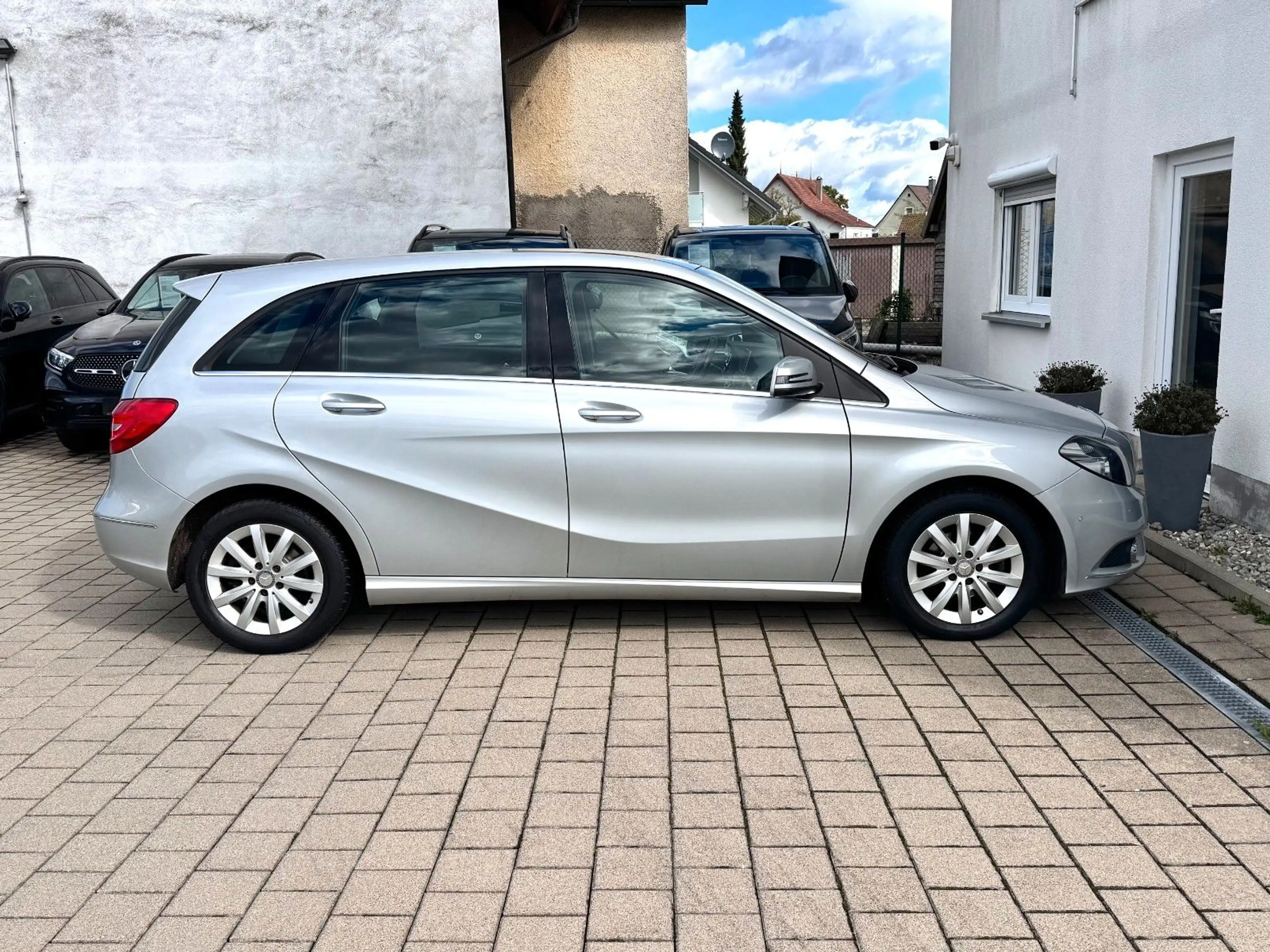 Mercedes-Benz B 180 *AHK*NAVI*KLIMA*SHZ*PDC*ABSTANDSWARNER*BLUE — photo 4