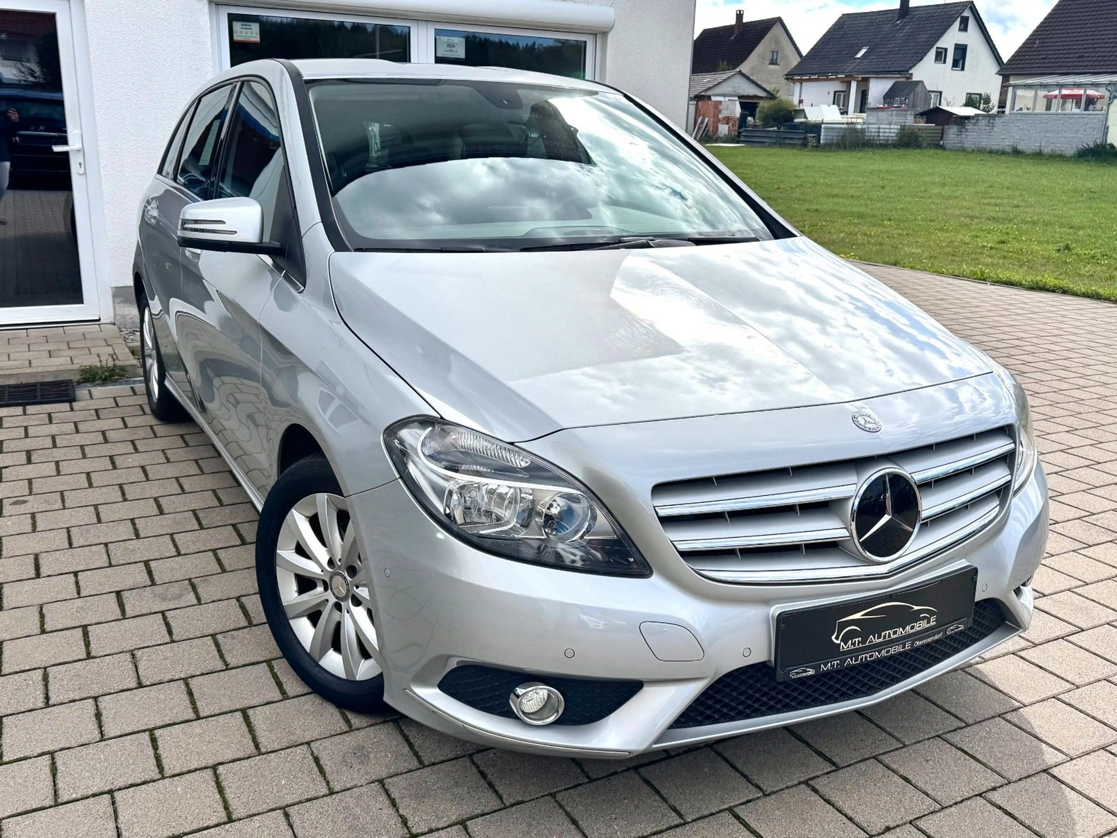 Mercedes-Benz B 180 *AHK*NAVI*KLIMA*SHZ*PDC*ABSTANDSWARNER*BLUE — photo 3