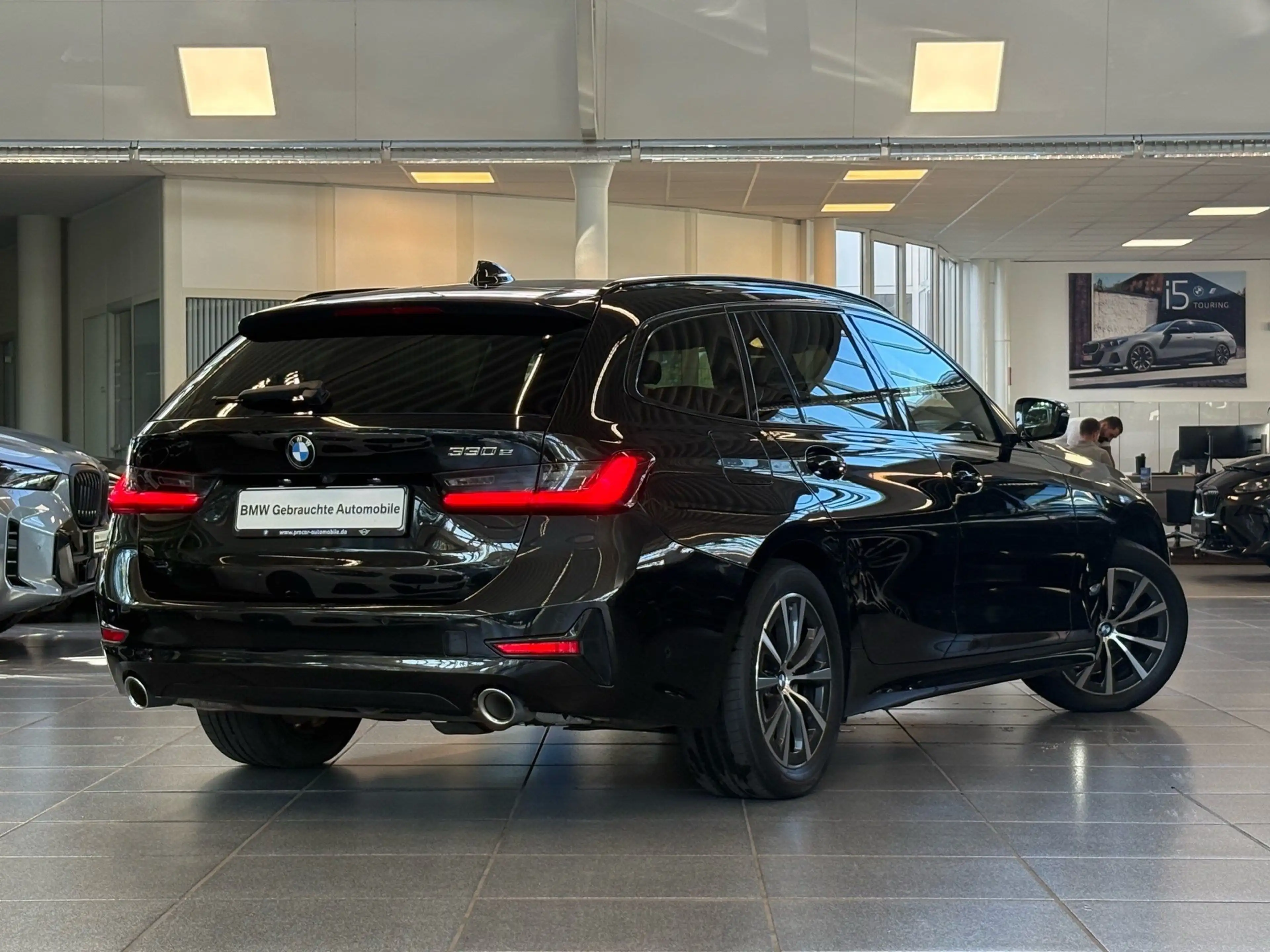 BMW 330 e Sport Line DA Prof Laser PA HuD Pano HiFi — photo 2
