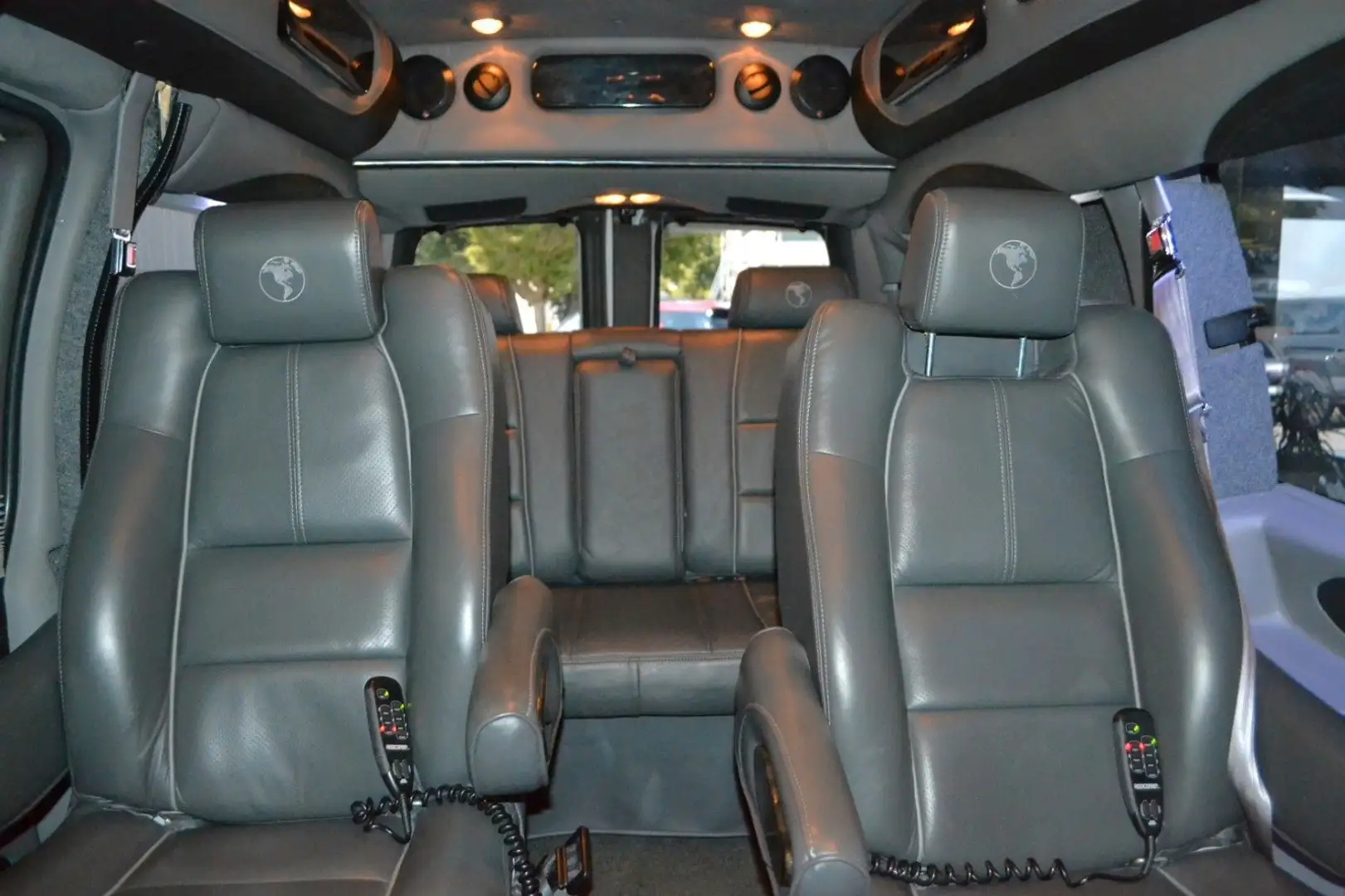GMC Savana 2500- 6.0 V8 Explorer Limited SE LPG Negro - 2
