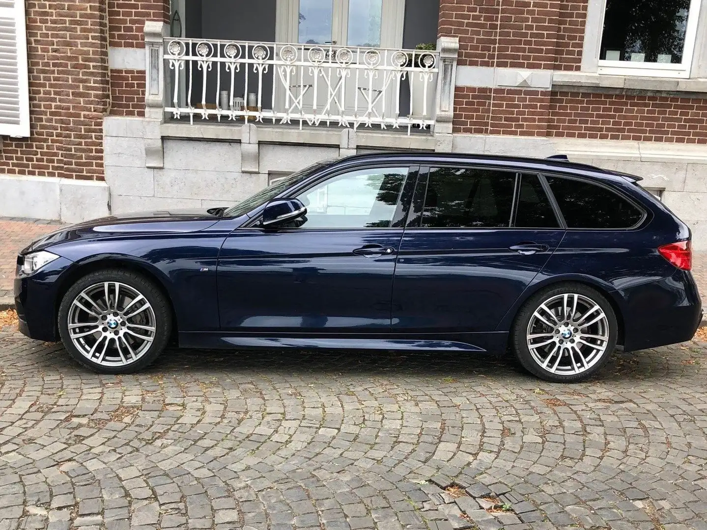 BMW 335 Touring 335 dXAS Bleu - 1