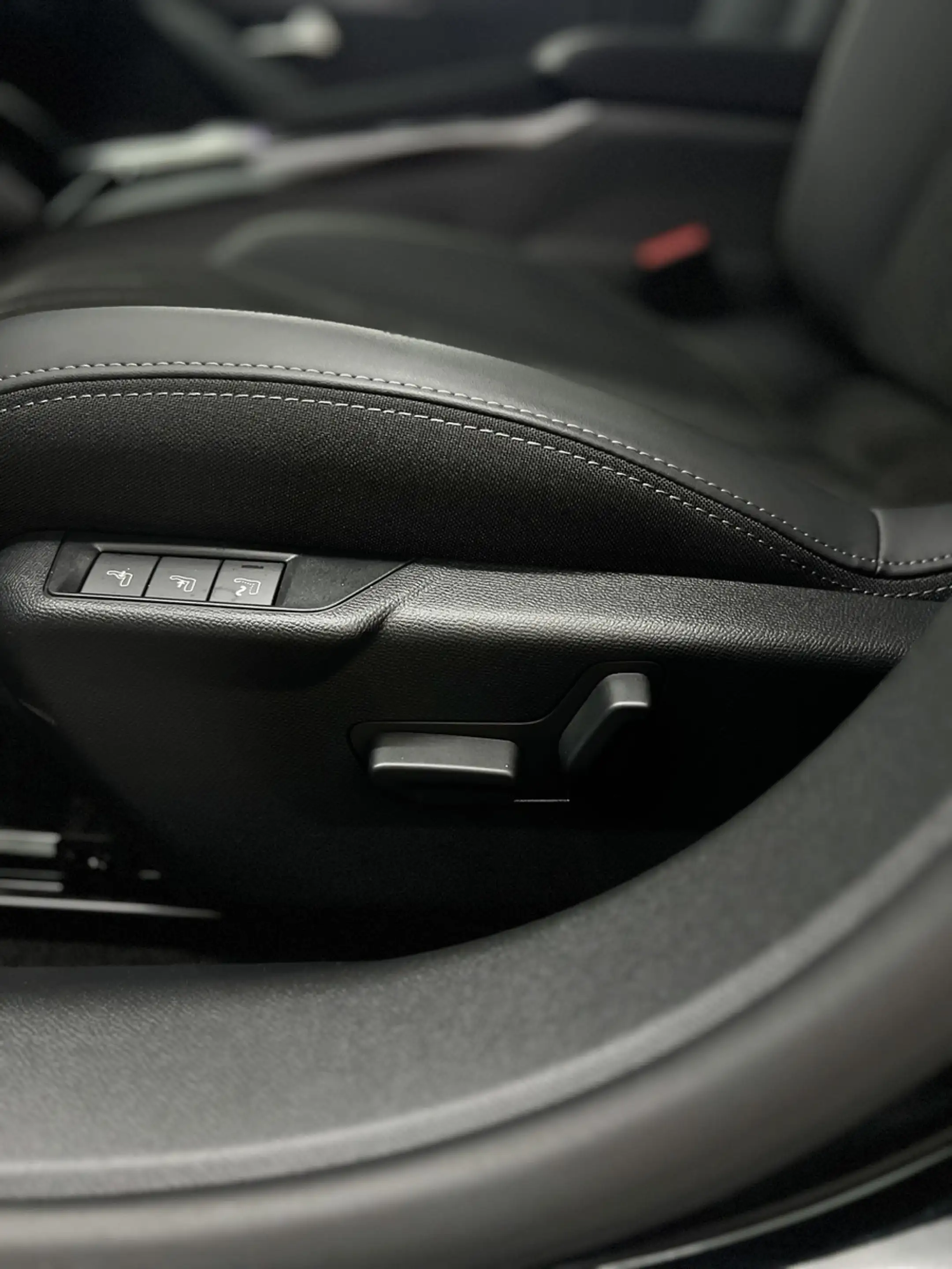 Peugeot e-208 156 GT WÄRMEPUMPE+ACC+MASSAGE+360+KEYLESS+ — photo 14