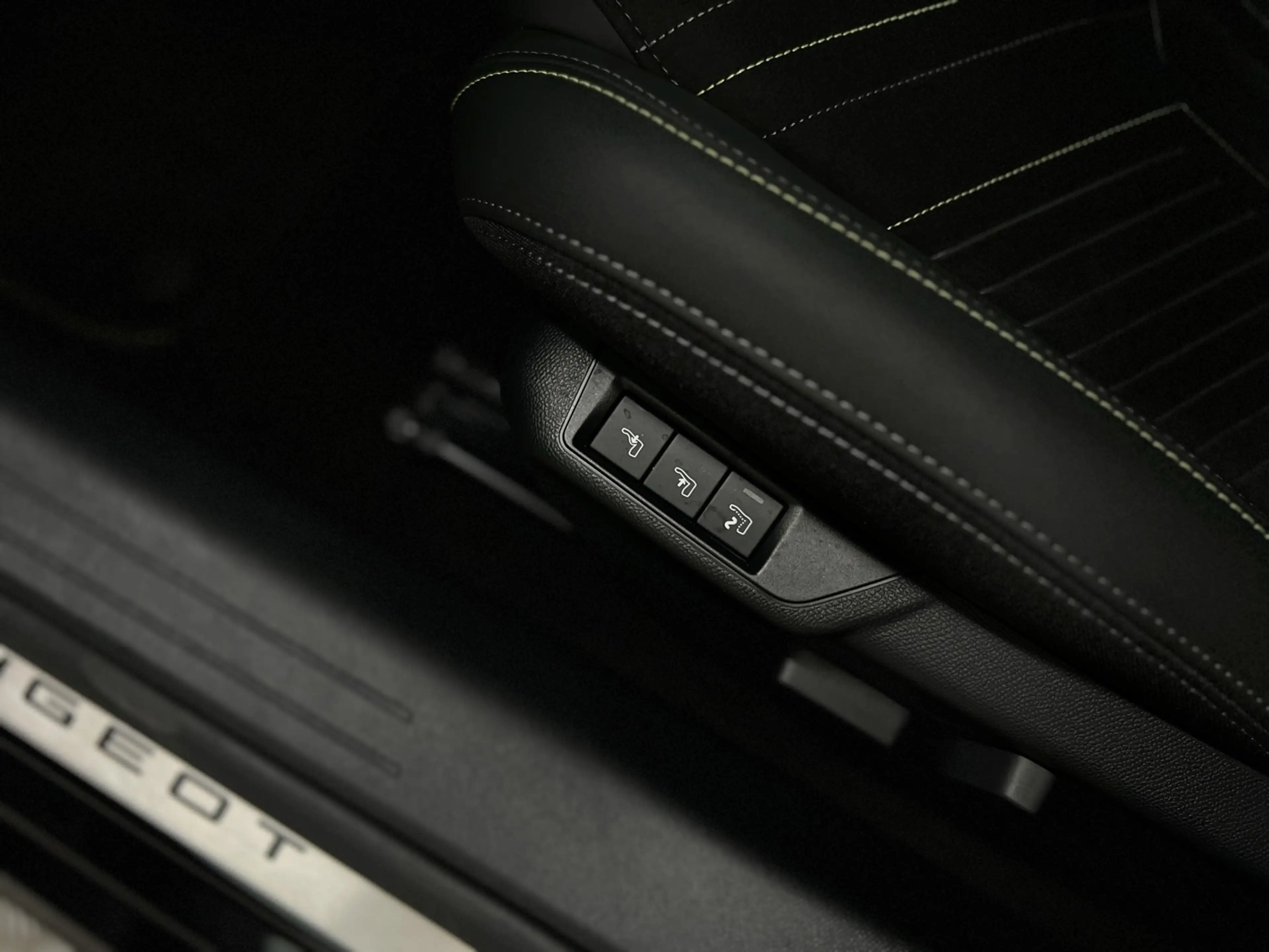 Peugeot e-208 156 GT WÄRMEPUMPE+ACC+MASSAGE+360+KEYLESS+ — photo 13