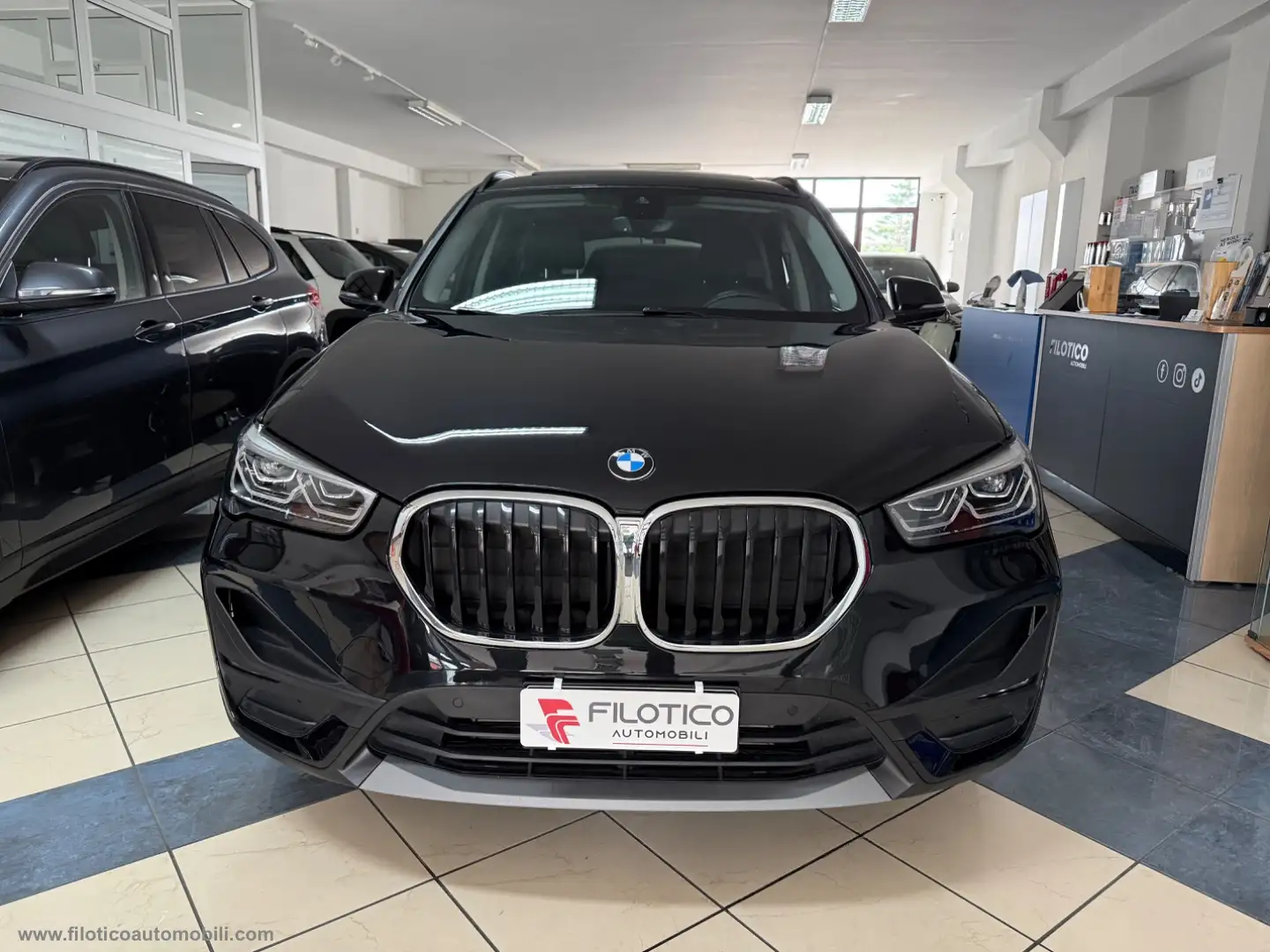 BMW X1 xDrive20d AUTO Business Advantage TETTO PANORAMICO Nero - 2
