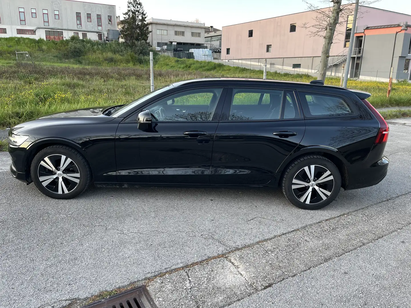 Volvo V60 2.0 b4 Momentum Business auto Fekete - 2