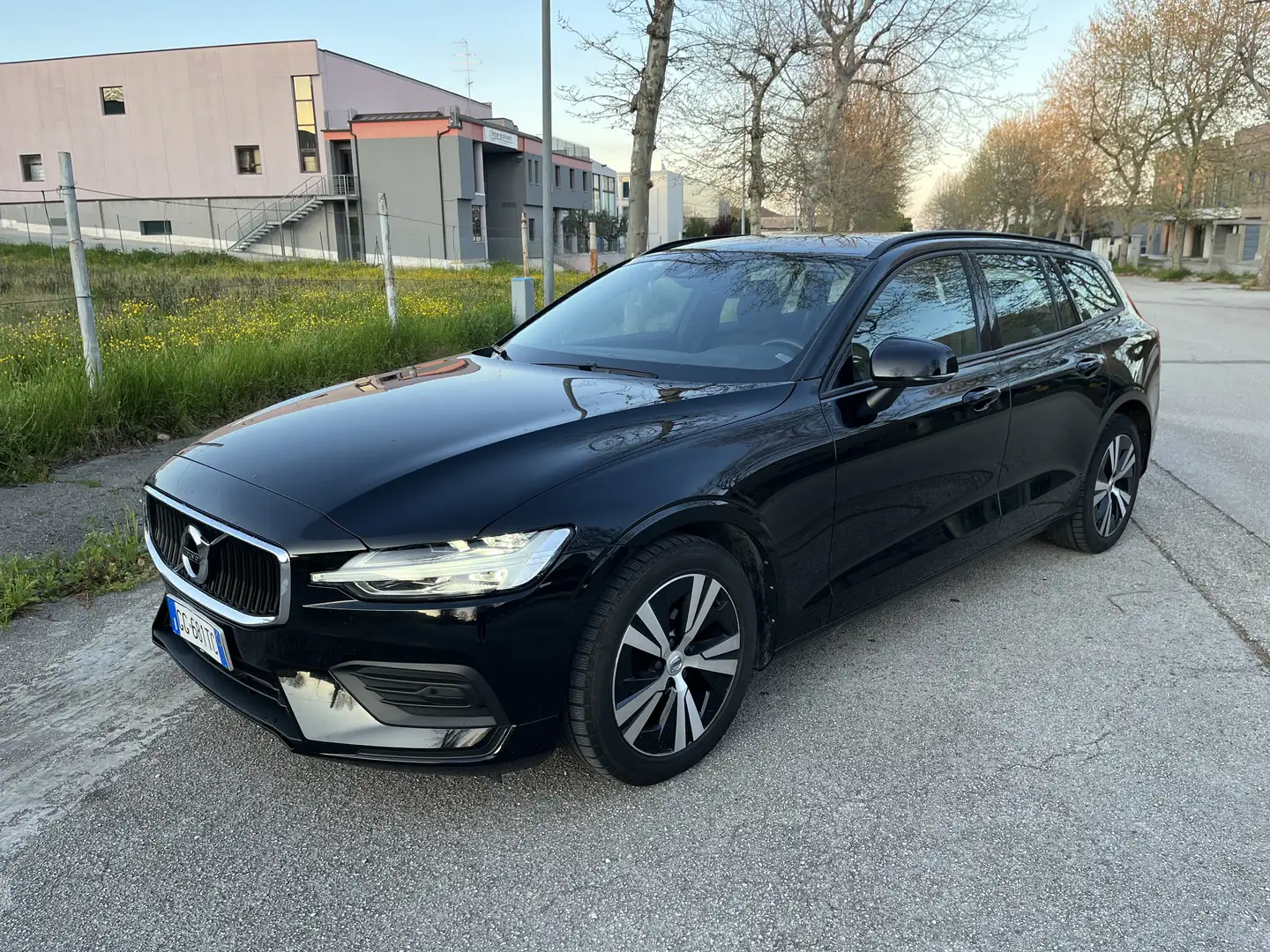 Volvo V60 2.0 b4 Momentum Business auto Fekete - 1