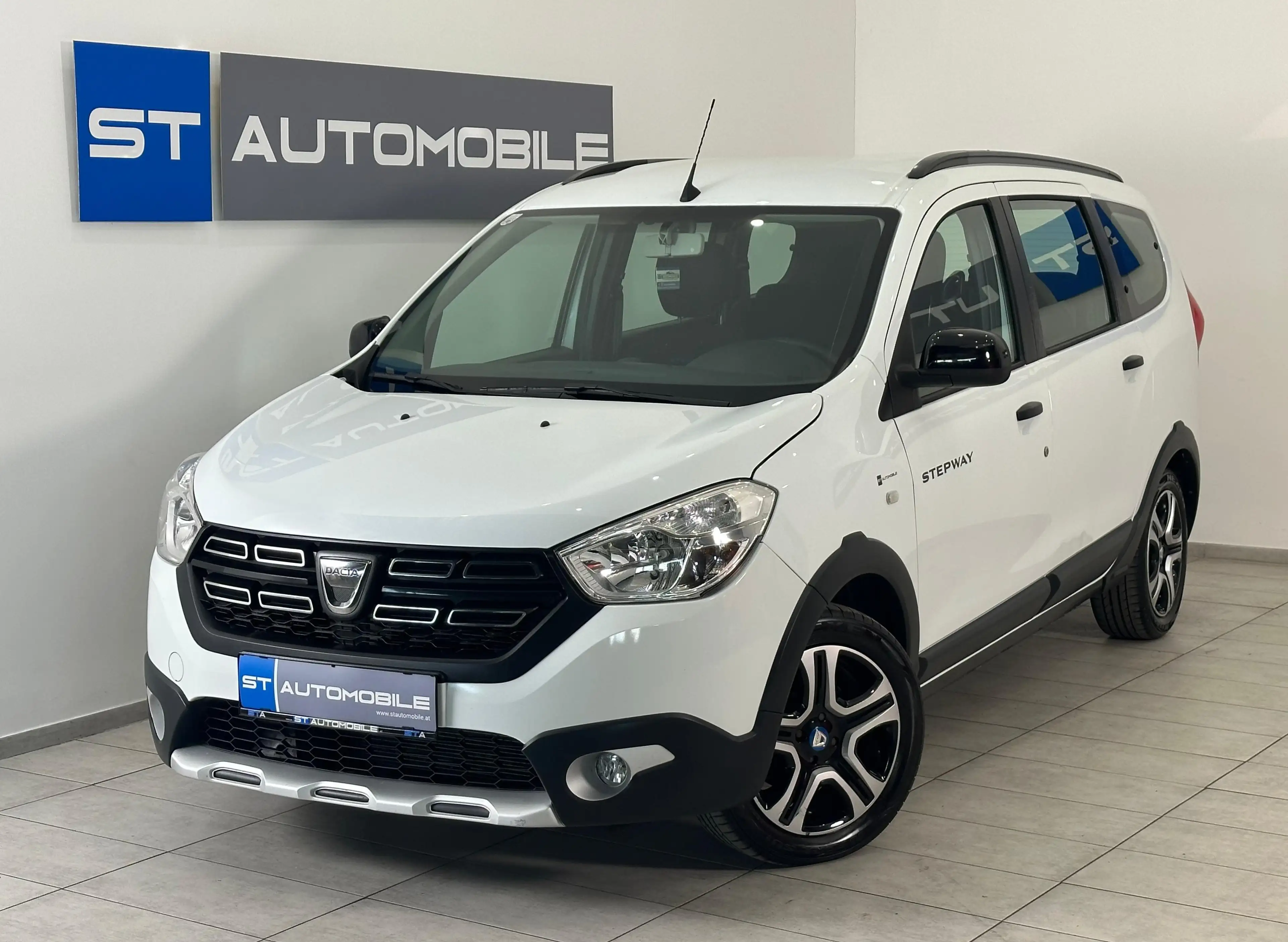 Dacia Lodgy 1.3 TCe Celebration // 1.BESITZ // 7-SITZER //