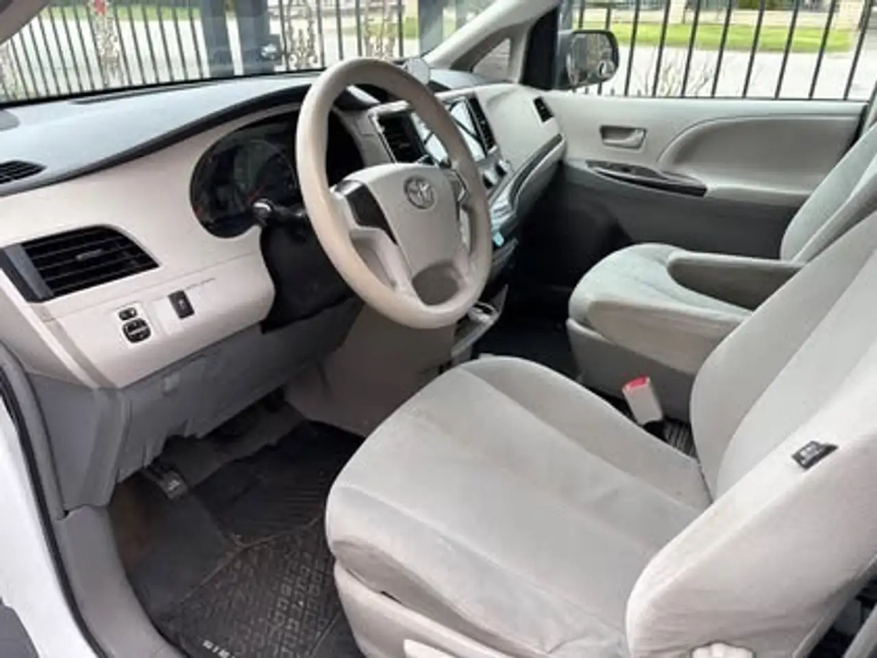 Toyota Sienna снимка Toyota Sienna