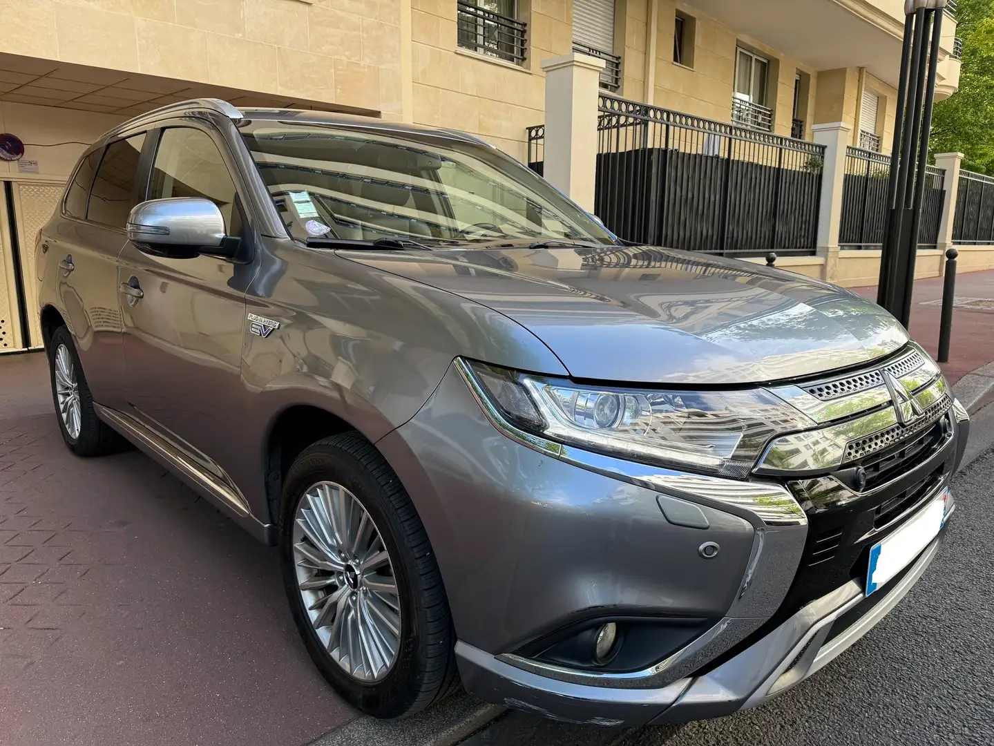 Mitsubishi Outlander 9300ht OUTLANDER PHEV TWIN MOTOR BUSINESS 4WD Šedá - 1