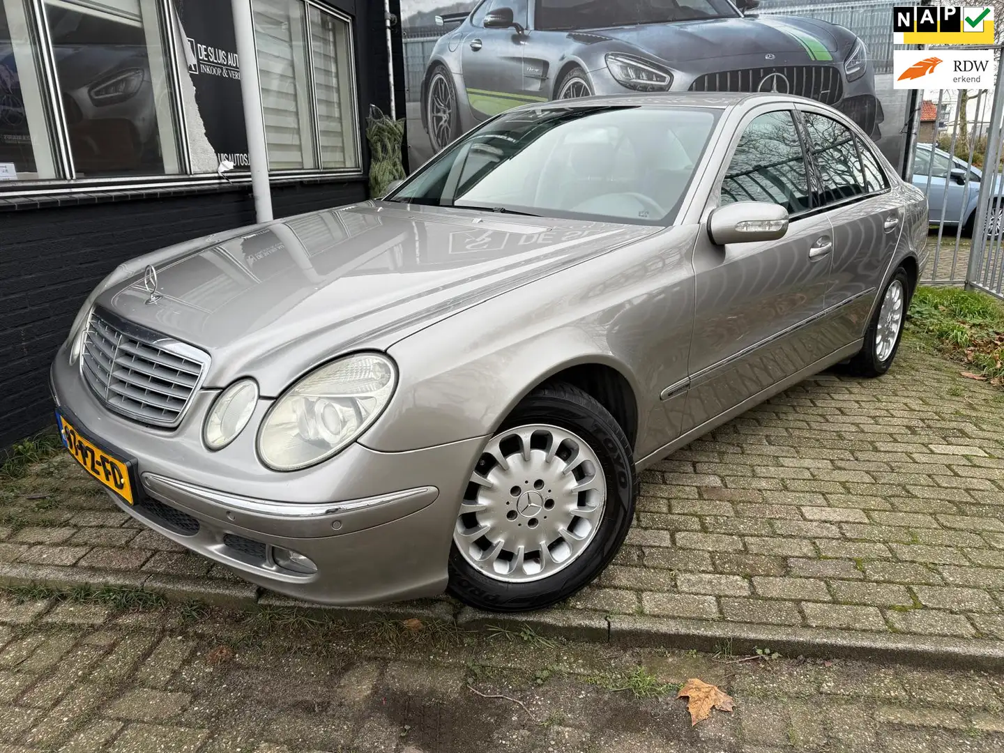 Mercedes-Benz E 240 Elegance Leer Navi NAP Gris - 1